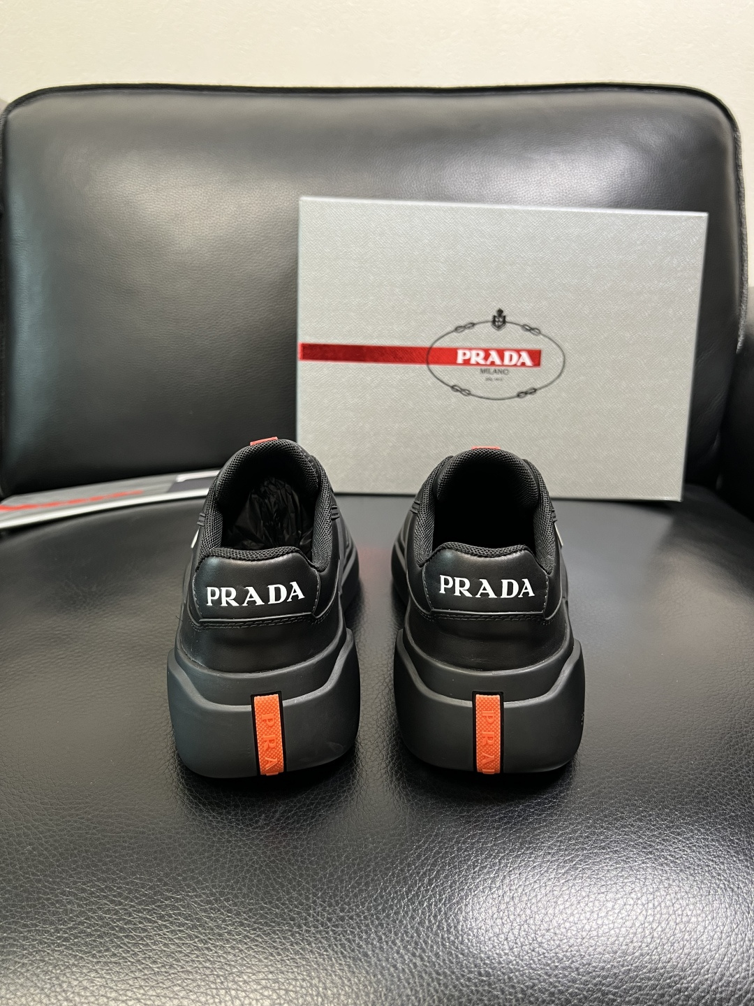 Prada 顶级工艺品，普拉达 专柜同步，原厂配置意大利进口牛皮拼布面料，进口牛皮内里垫，透气舒适，鞋底