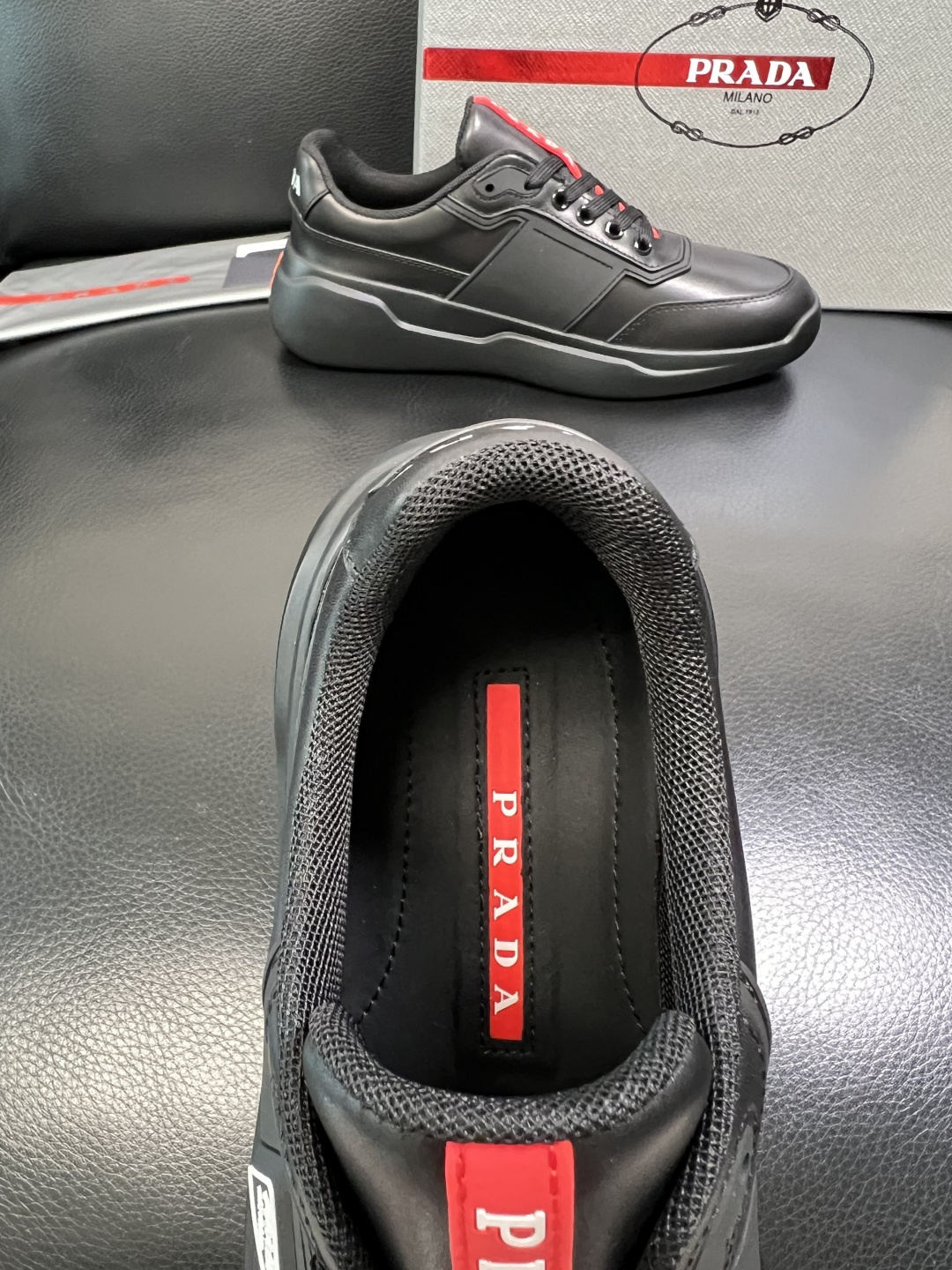 Prada 顶级工艺品，普拉达 专柜同步，原厂配置意大利进口牛皮拼布面料，进口牛皮内里垫，透气舒适，鞋底