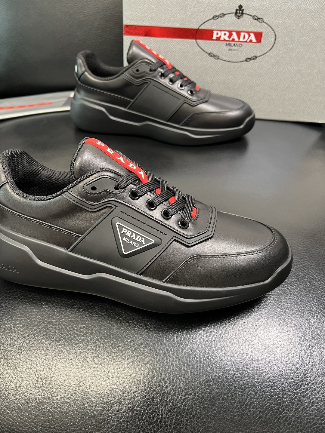 Prada 顶级工艺品，普拉达 专柜同步，原厂配置意大利进口牛皮拼布面料，进口牛皮内里垫，透气舒适，鞋底