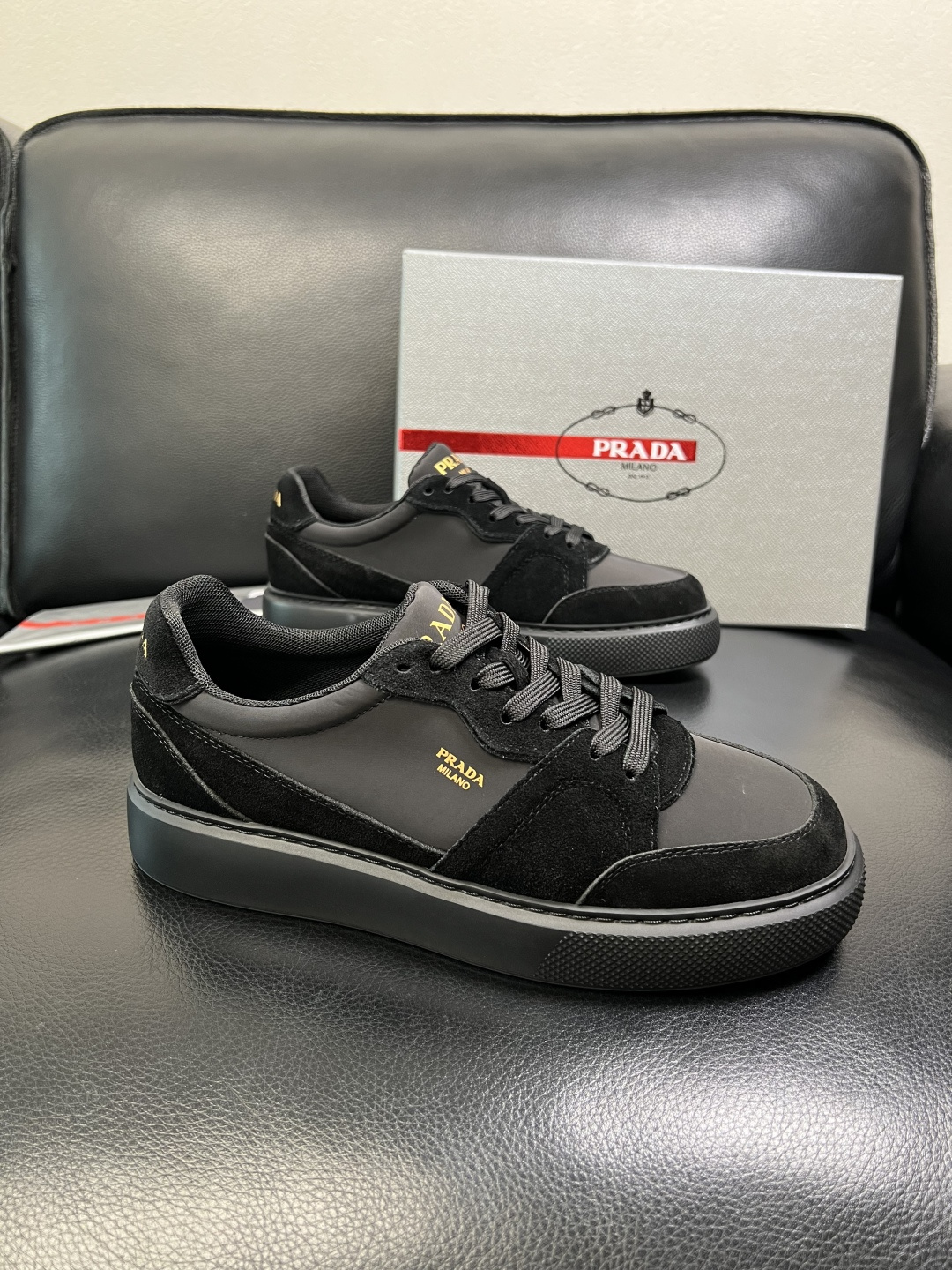 Prada 顶级工艺品，普拉达 专柜同步，原厂配置意大利进口牛皮拼布面料，进口牛皮内里垫，透气舒适，鞋底