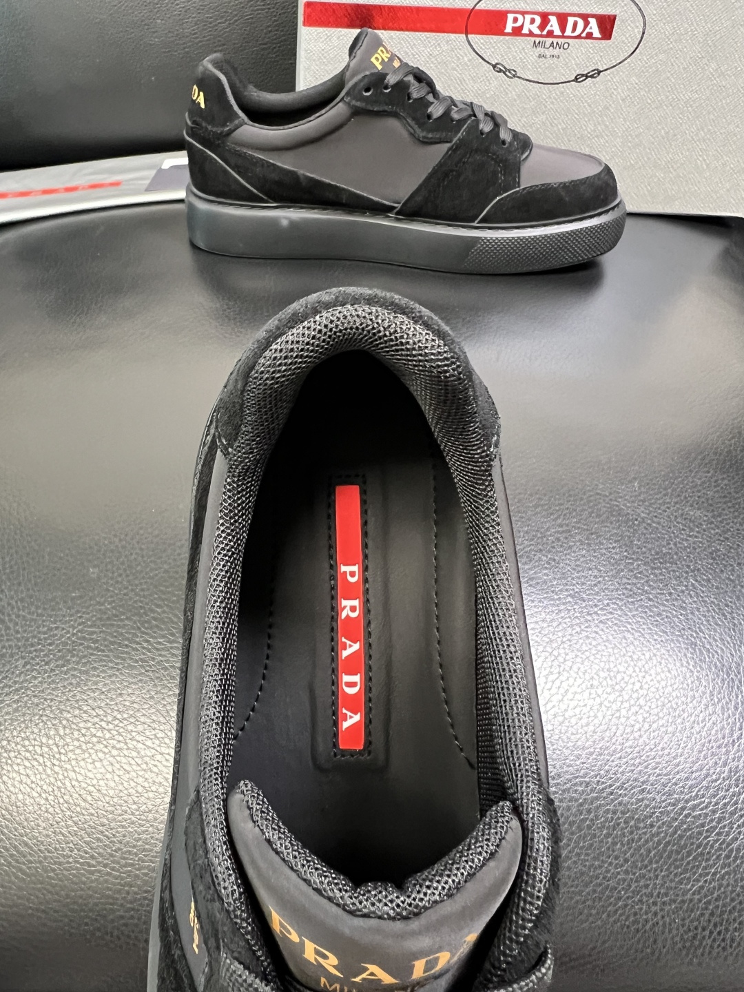 Prada 顶级工艺品，普拉达 专柜同步，原厂配置意大利进口牛皮拼布面料，进口牛皮内里垫，透气舒适，鞋底