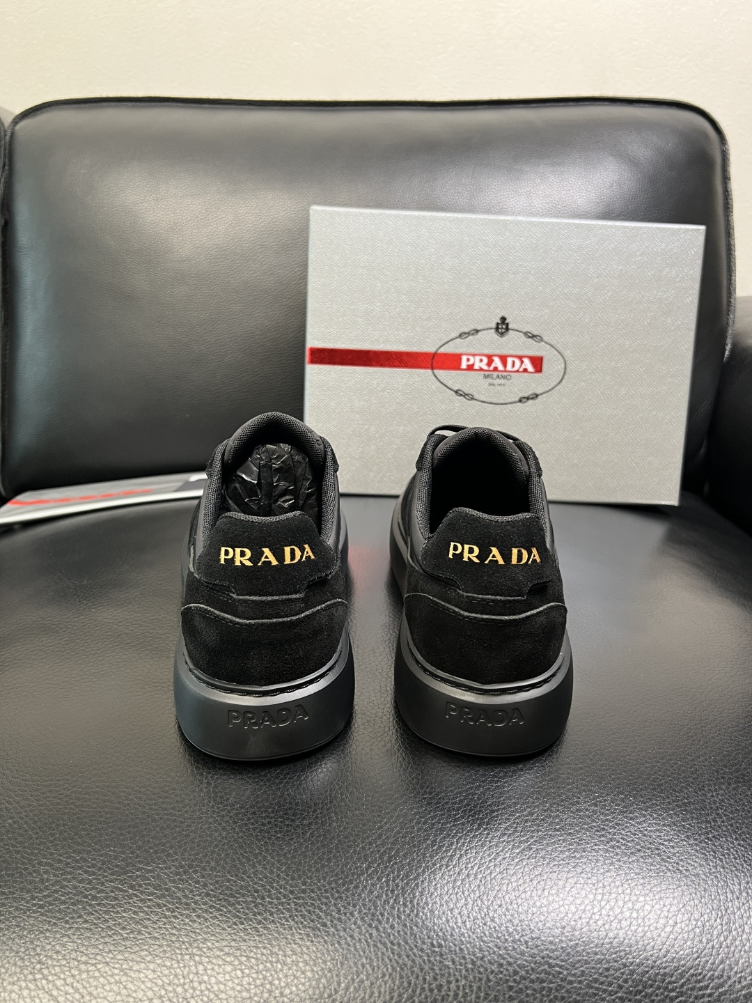 Prada 顶级工艺品，普拉达 专柜同步，原厂配置意大利进口牛皮拼布面料，进口牛皮内里垫，透气舒适，鞋底