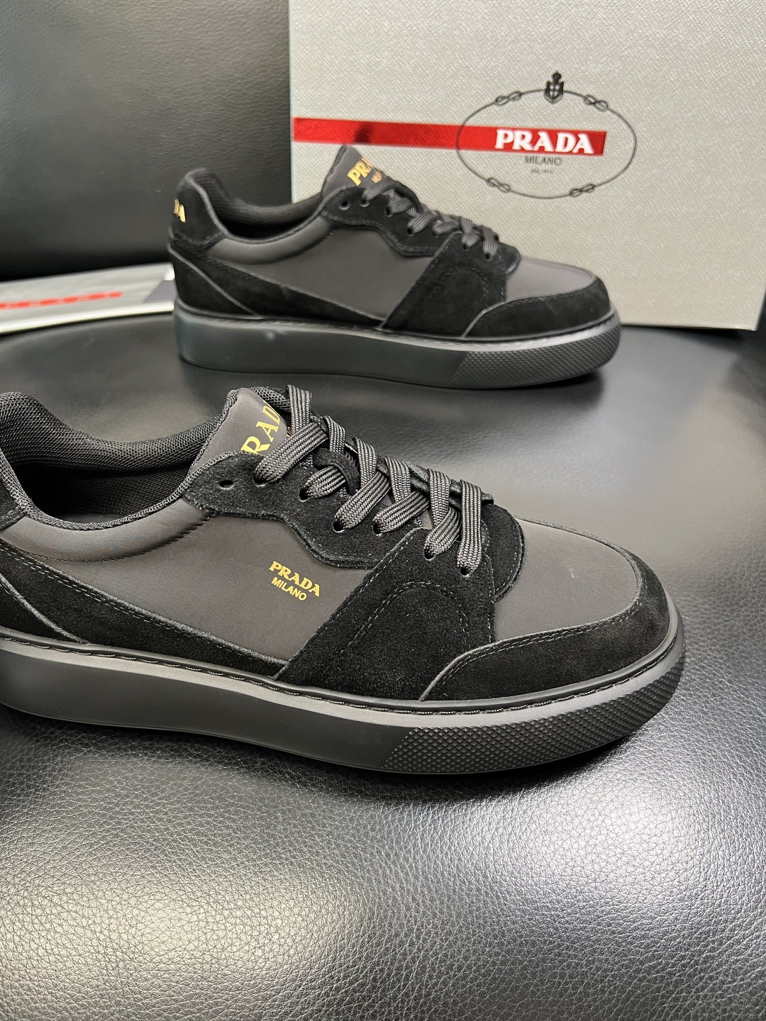 Prada 顶级工艺品，普拉达 专柜同步，原厂配置意大利进口牛皮拼布面料，进口牛皮内里垫，透气舒适，鞋底