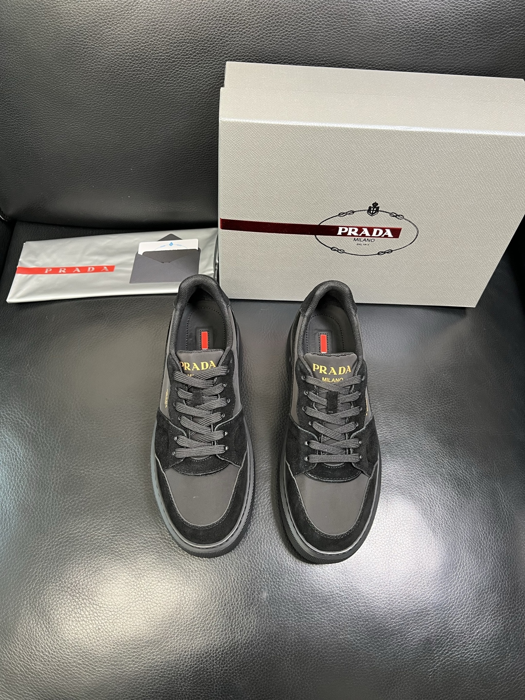 Prada 顶级工艺品，普拉达 专柜同步，原厂配置意大利进口牛皮拼布面料，进口牛皮内里垫，透气舒适，鞋底