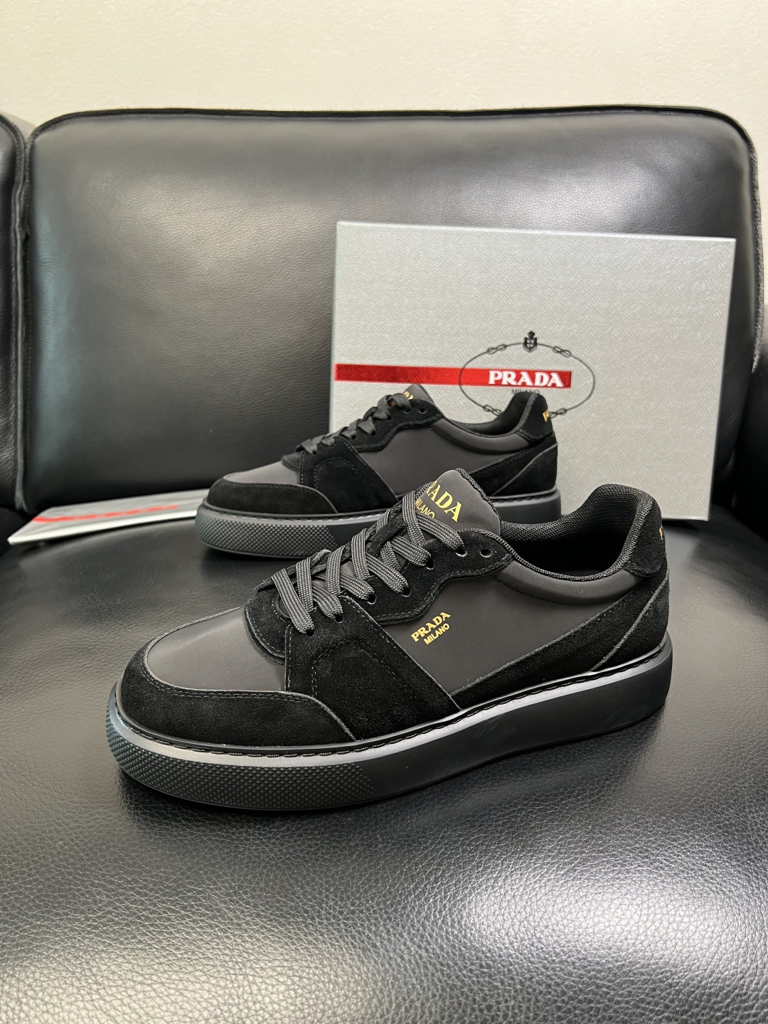 Prada 顶级工艺品，普拉达 专柜同步，原厂配置意大利进口牛皮拼布面料，进口牛皮内里垫，透气舒适，鞋底