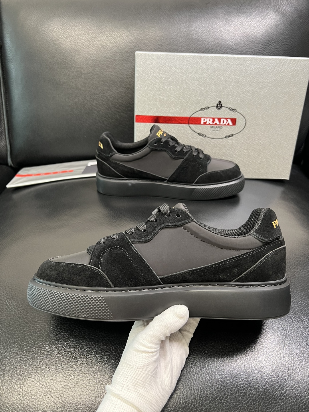 Prada 顶级工艺品，普拉达 专柜同步，原厂配置意大利进口牛皮拼布面料，进口牛皮内里垫，透气舒适，鞋底