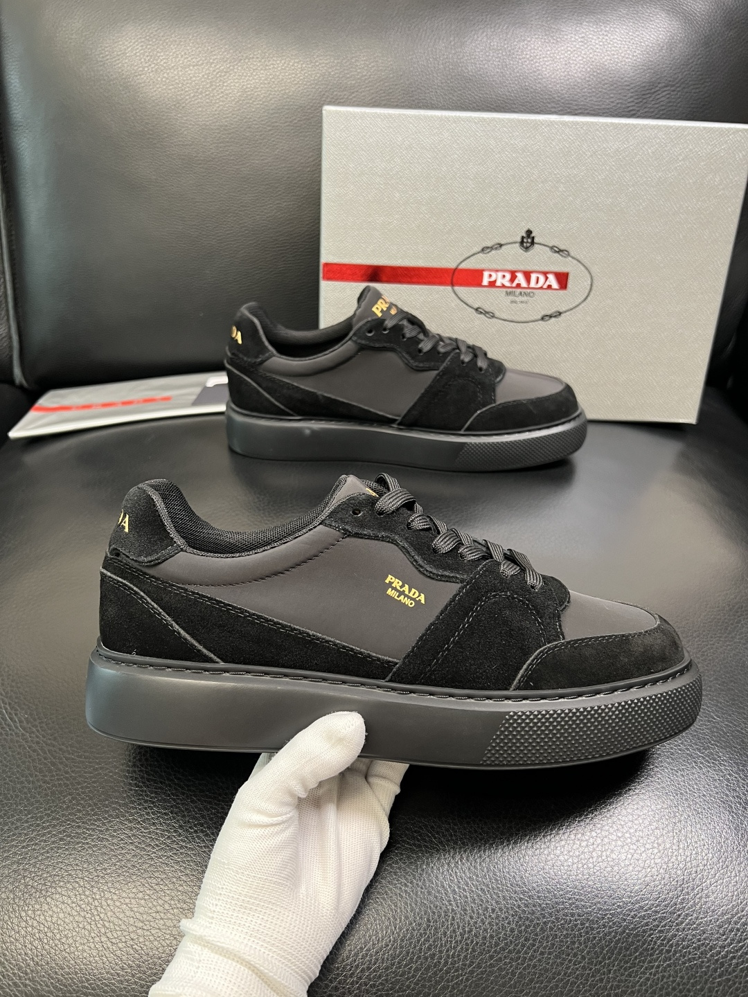 Prada 顶级工艺品，普拉达 专柜同步，原厂配置意大利进口牛皮拼布面料，进口牛皮内里垫，透气舒适，鞋底