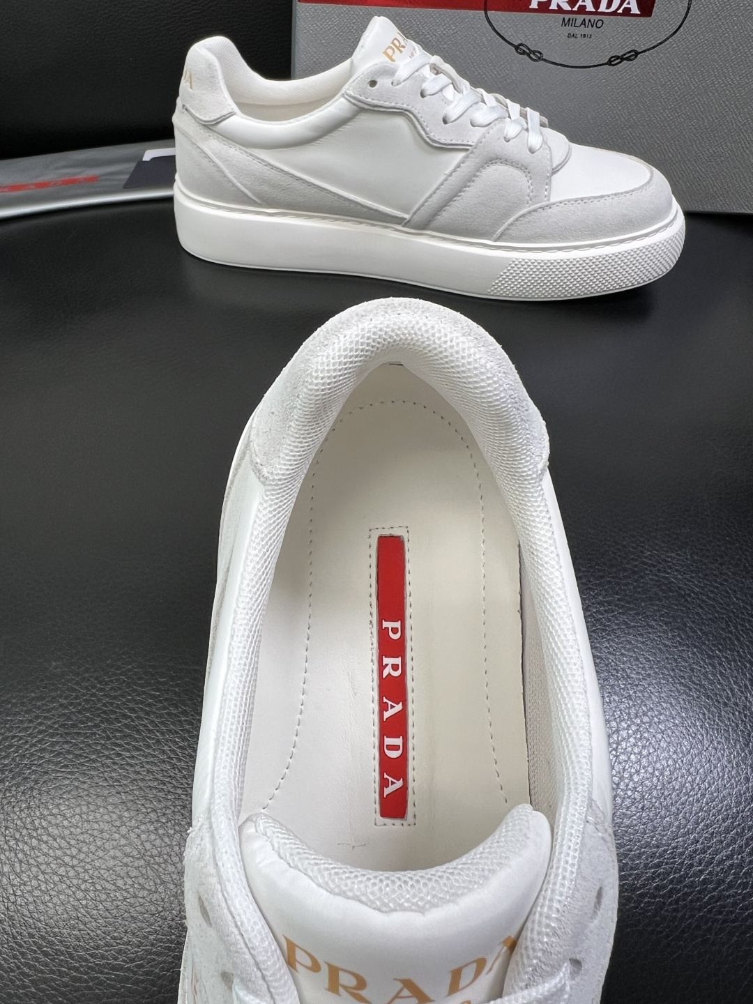 Prada 顶级工艺品，普拉达 专柜同步，原厂配置意大利进口牛皮拼布面料，进口牛皮内里垫，透气舒适，鞋底