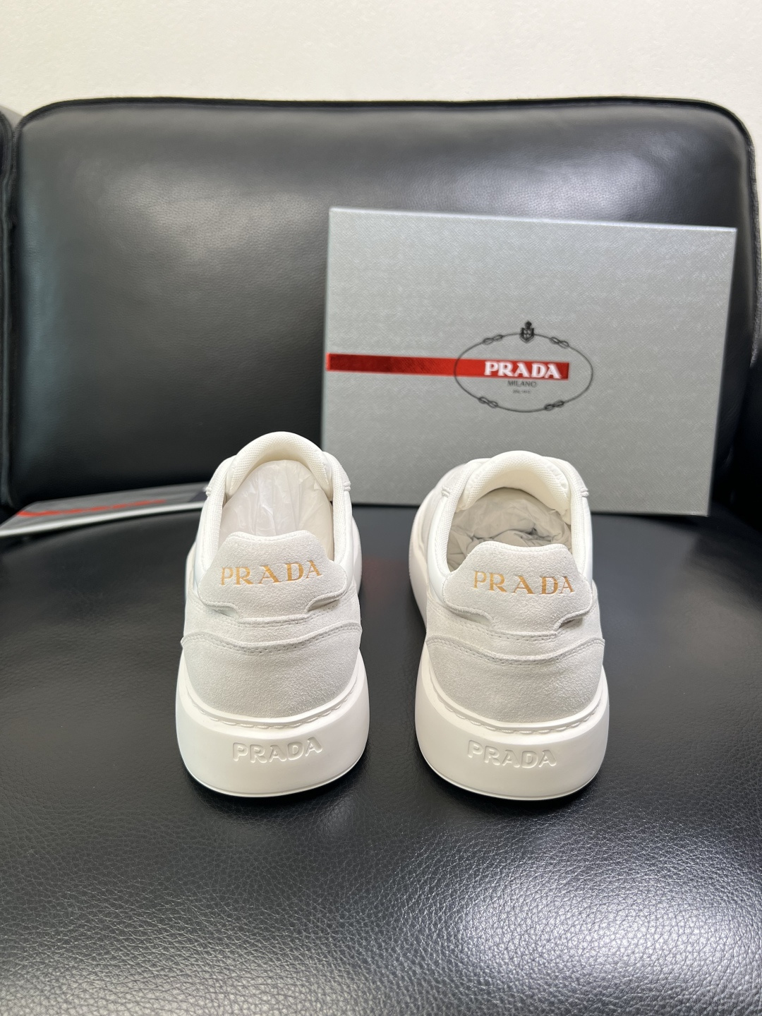 Prada 顶级工艺品，普拉达 专柜同步，原厂配置意大利进口牛皮拼布面料，进口牛皮内里垫，透气舒适，鞋底