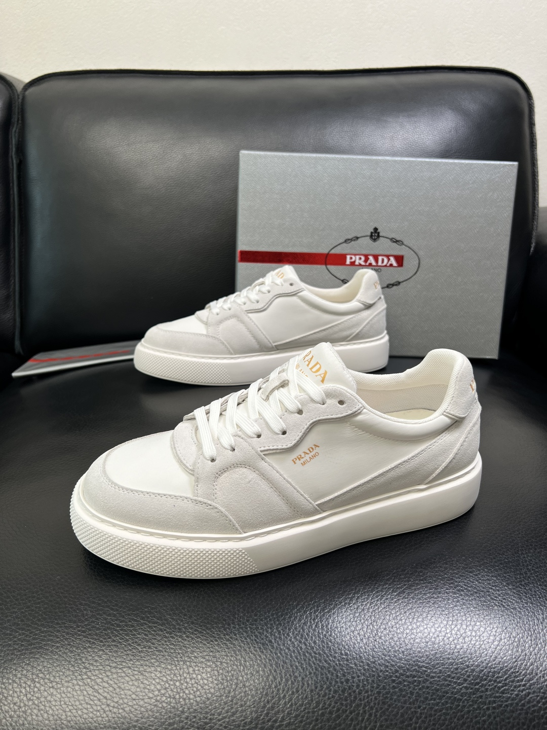 Prada 顶级工艺品，普拉达 专柜同步，原厂配置意大利进口牛皮拼布面料，进口牛皮内里垫，透气舒适，鞋底