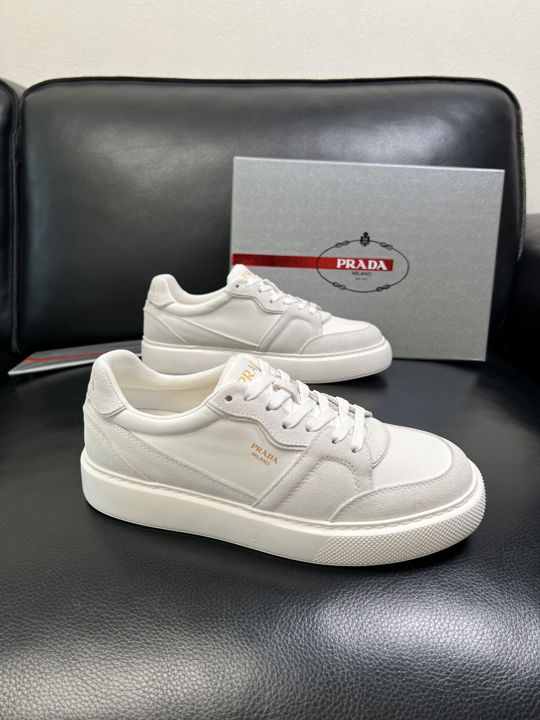 Prada 顶级工艺品，普拉达 专柜同步，原厂配置意大利进口牛皮拼布面料，进口牛皮内里垫，透气舒适，鞋底