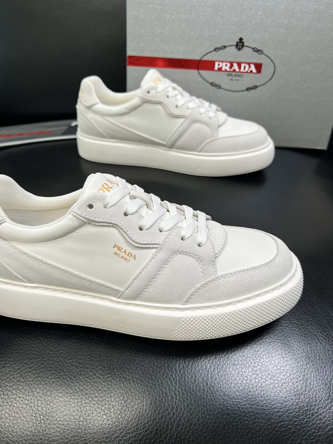 Prada 顶级工艺品，普拉达 专柜同步，原厂配置意大利进口牛皮拼布面料，进口牛皮内里垫，透气舒适，鞋底