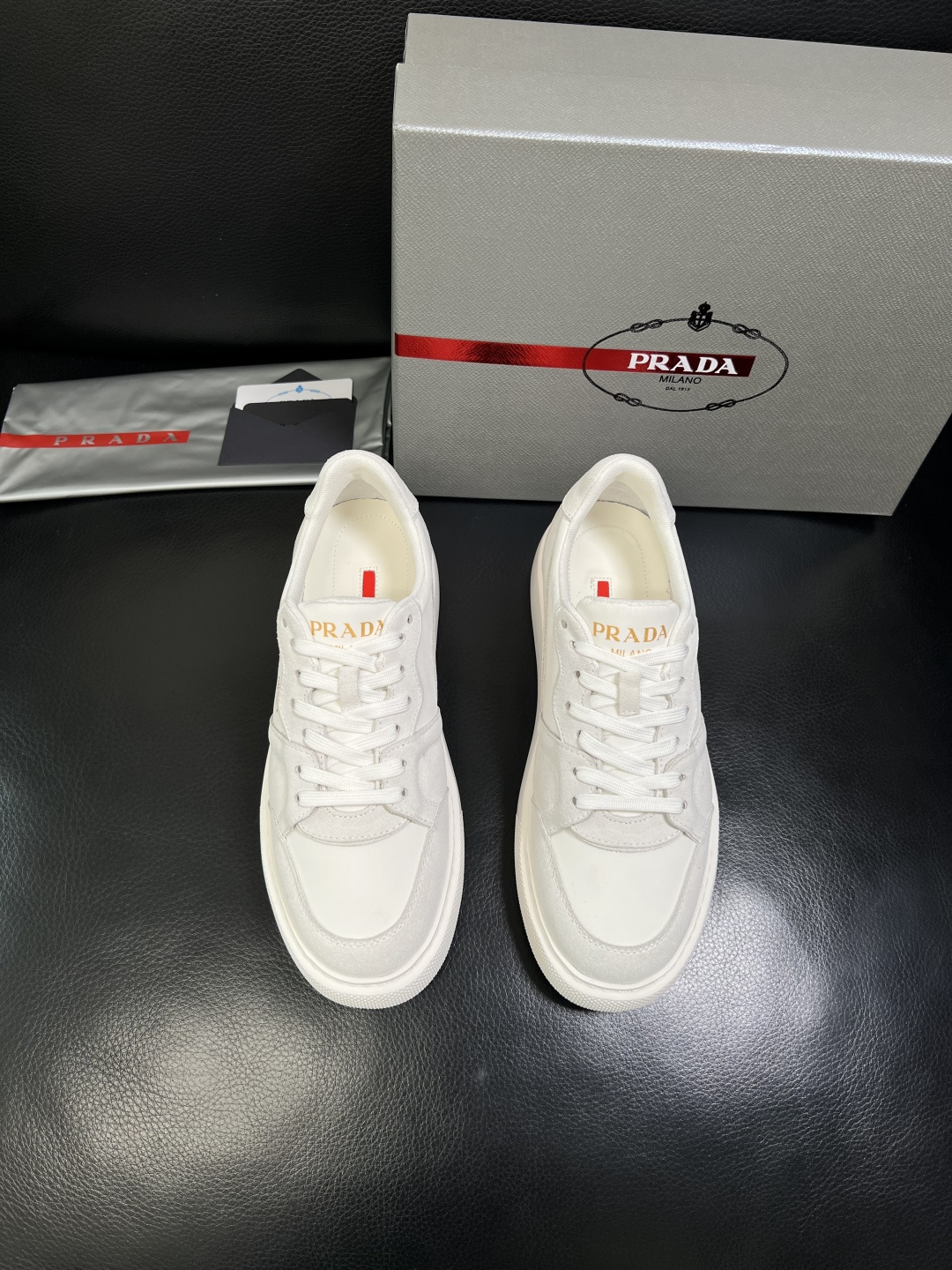 Prada 顶级工艺品，普拉达 专柜同步，原厂配置意大利进口牛皮拼布面料，进口牛皮内里垫，透气舒适，鞋底