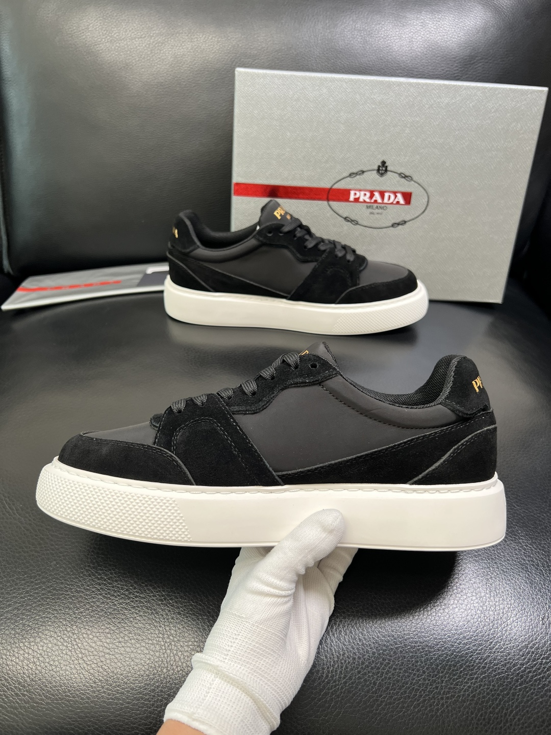 Prada 顶级工艺品，普拉达 专柜同步，原厂配置意大利进口牛皮拼布面料，进口牛皮内里垫，透气舒适，鞋底