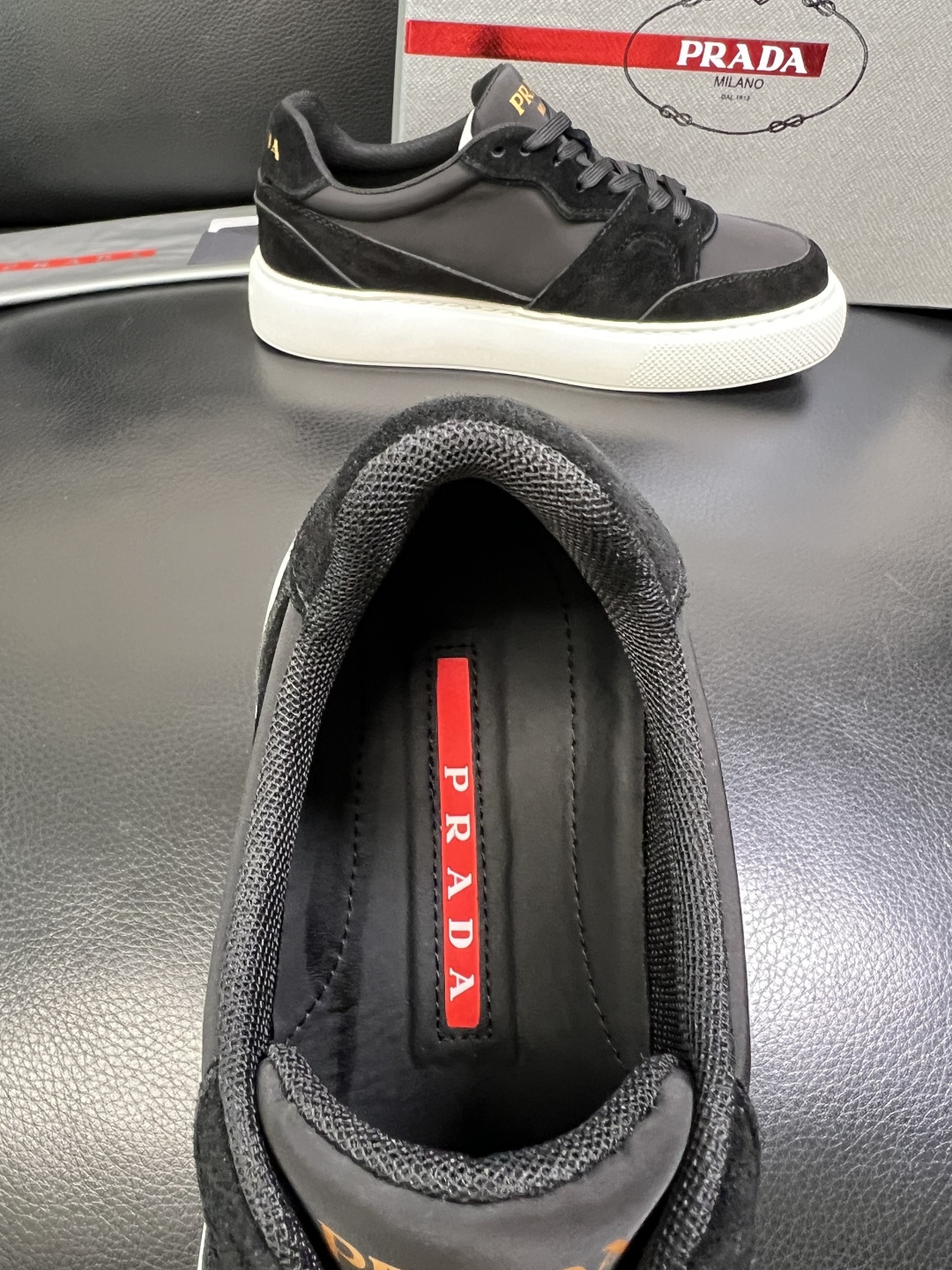 Prada 顶级工艺品，普拉达 专柜同步，原厂配置意大利进口牛皮拼布面料，进口牛皮内里垫，透气舒适，鞋底