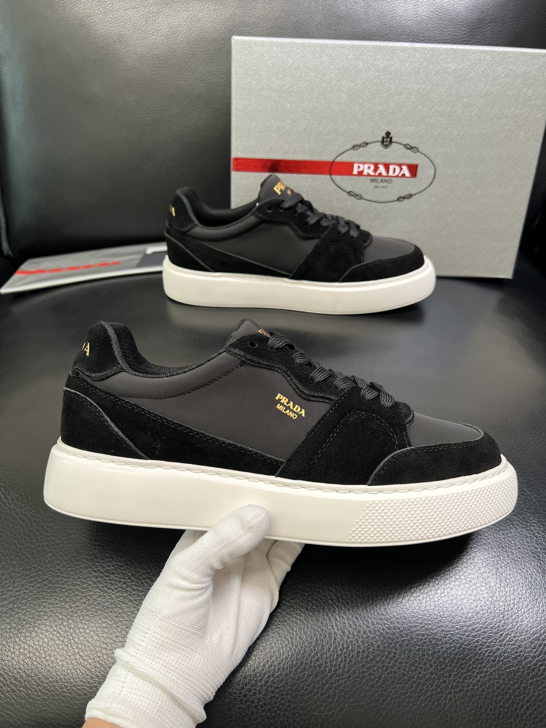 Prada 顶级工艺品，普拉达 专柜同步，原厂配置意大利进口牛皮拼布面料，进口牛皮内里垫，透气舒适，鞋底