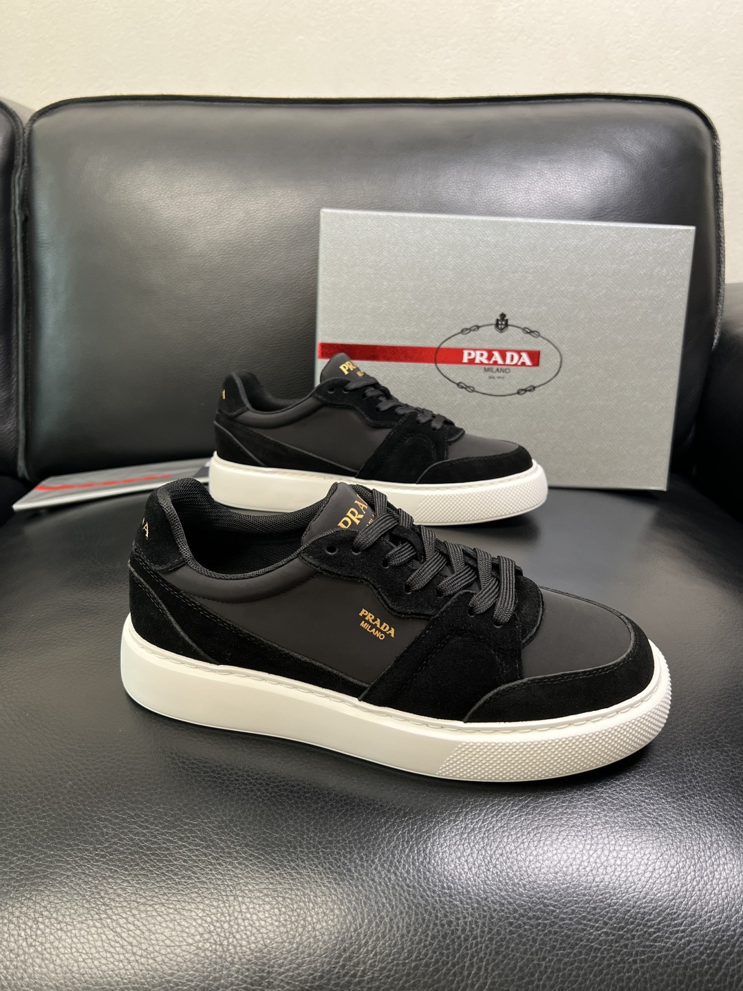 Prada 顶级工艺品，普拉达 专柜同步，原厂配置意大利进口牛皮拼布面料，进口牛皮内里垫，透气舒适，鞋底