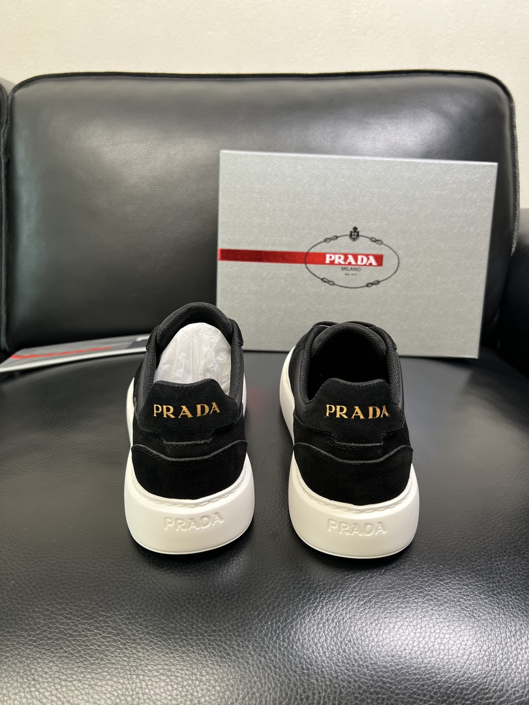 Prada 顶级工艺品，普拉达 专柜同步，原厂配置意大利进口牛皮拼布面料，进口牛皮内里垫，透气舒适，鞋底