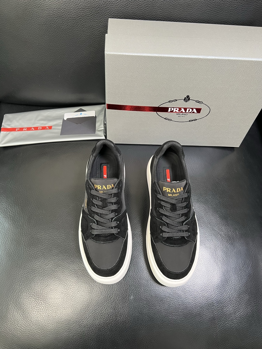 Prada 顶级工艺品，普拉达 专柜同步，原厂配置意大利进口牛皮拼布面料，进口牛皮内里垫，透气舒适，鞋底