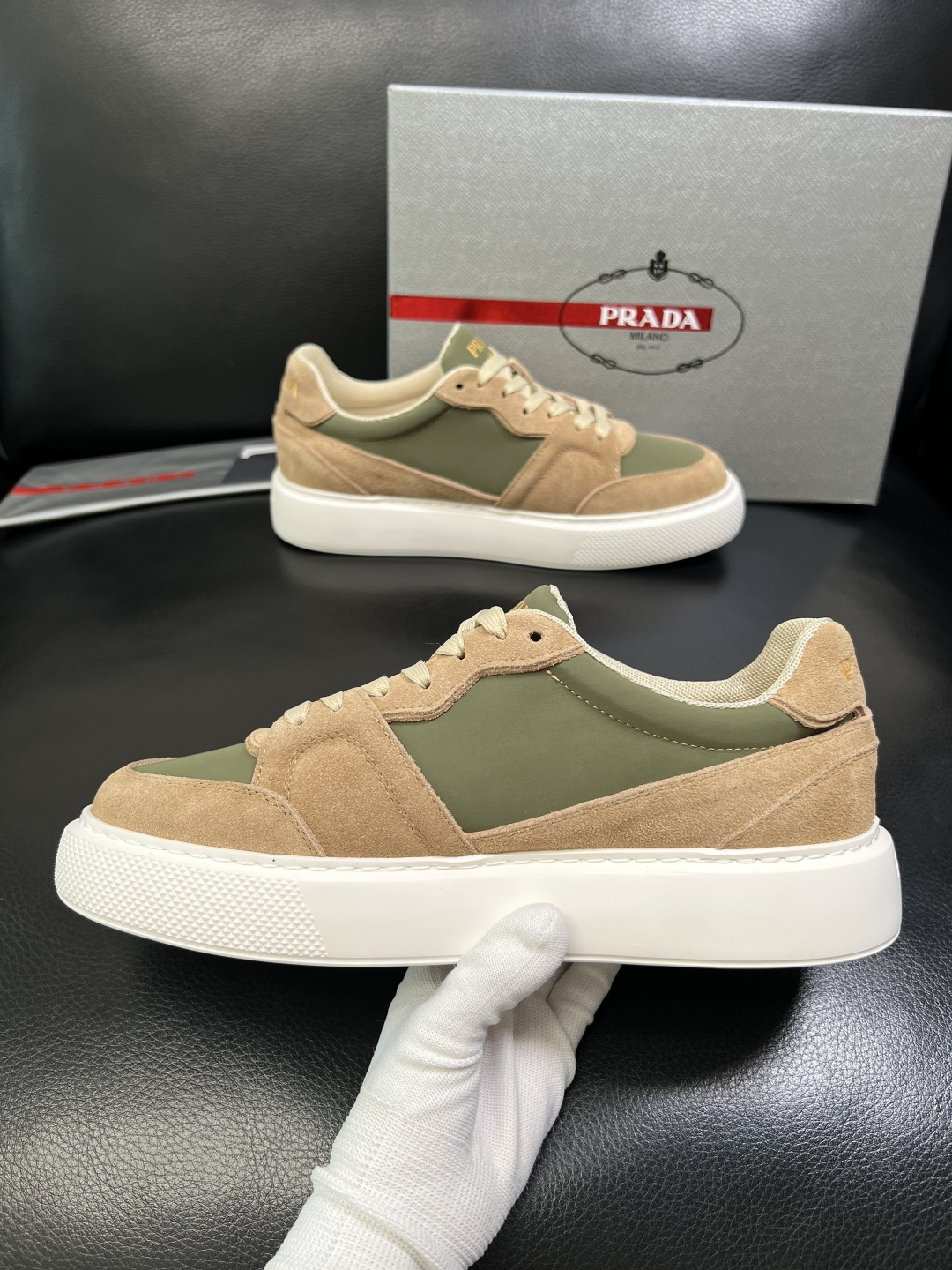 Prada 顶级工艺品，普拉达 专柜同步，原厂配置意大利进口牛皮拼布面料，进口牛皮内里垫，透气舒适，鞋底