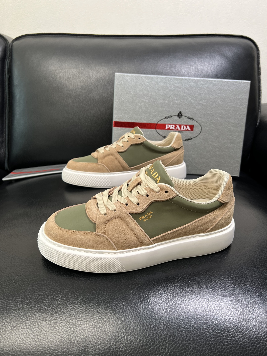 Prada 顶级工艺品，普拉达 专柜同步，原厂配置意大利进口牛皮拼布面料，进口牛皮内里垫，透气舒适，鞋底