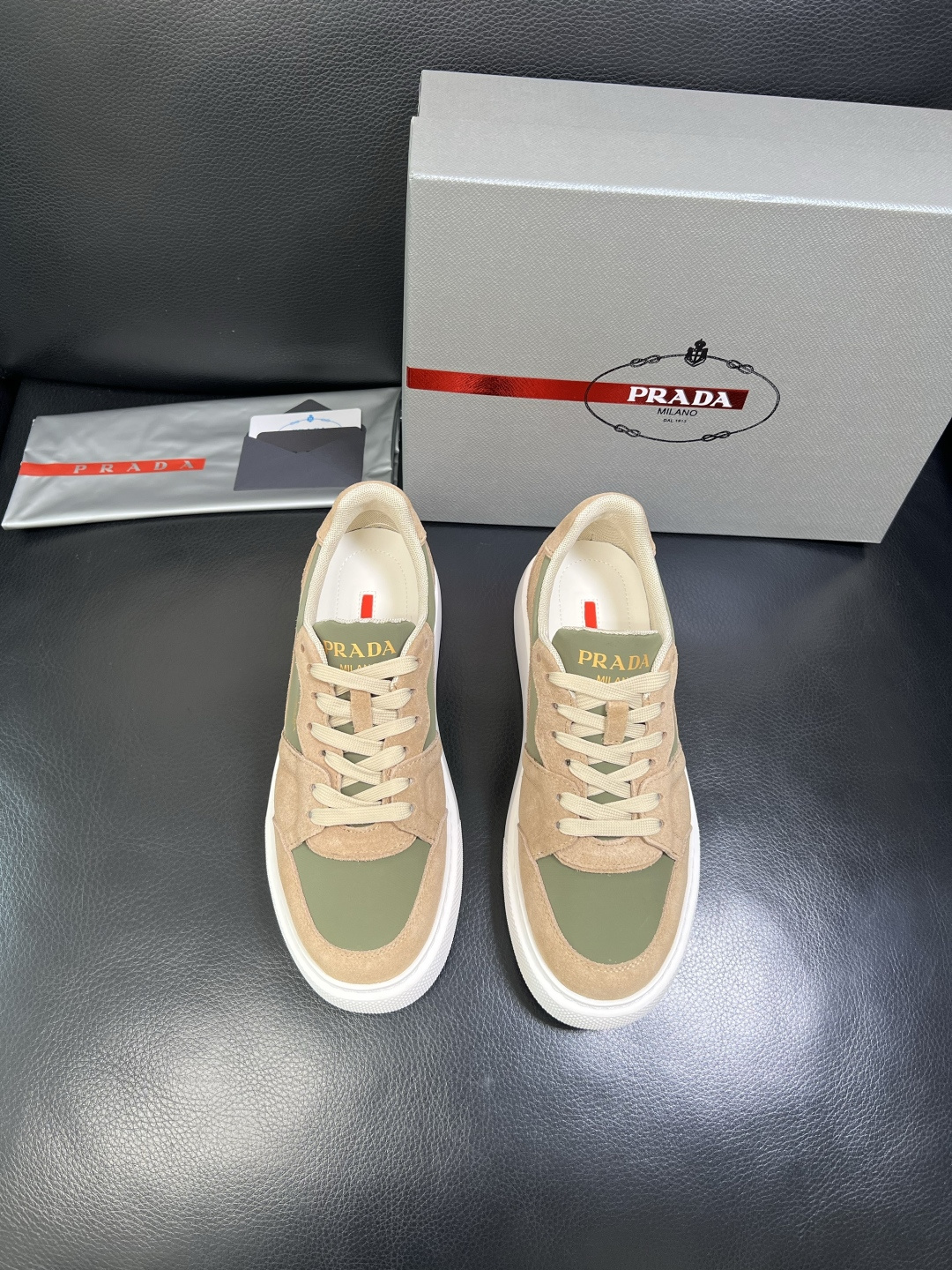 Prada 顶级工艺品，普拉达 专柜同步，原厂配置意大利进口牛皮拼布面料，进口牛皮内里垫，透气舒适，鞋底