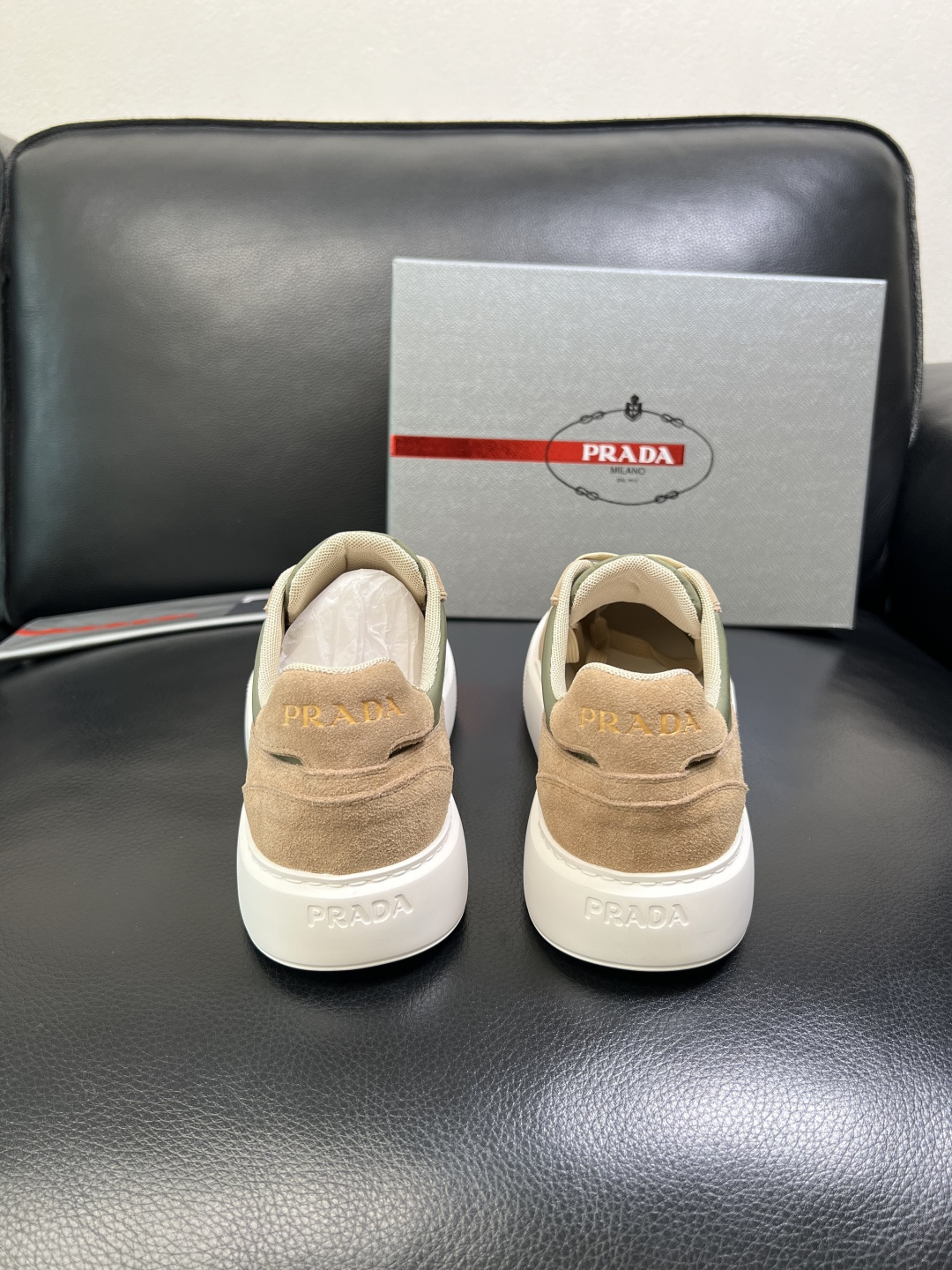 Prada 顶级工艺品，普拉达 专柜同步，原厂配置意大利进口牛皮拼布面料，进口牛皮内里垫，透气舒适，鞋底