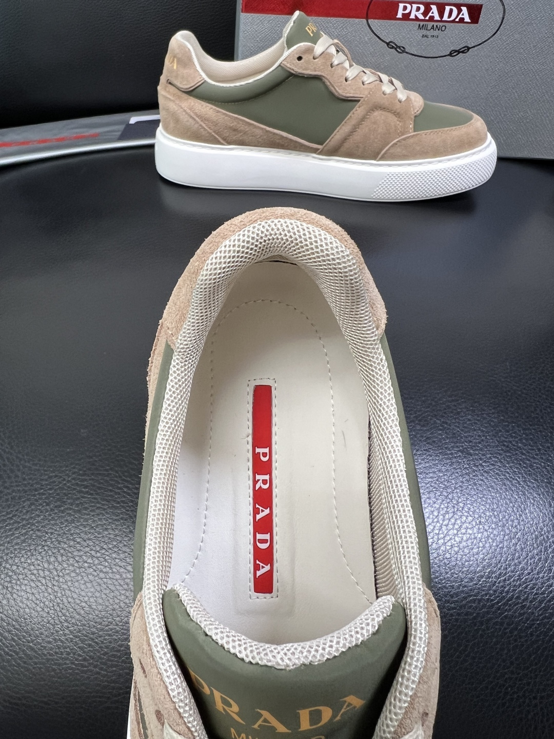 Prada 顶级工艺品，普拉达 专柜同步，原厂配置意大利进口牛皮拼布面料，进口牛皮内里垫，透气舒适，鞋底