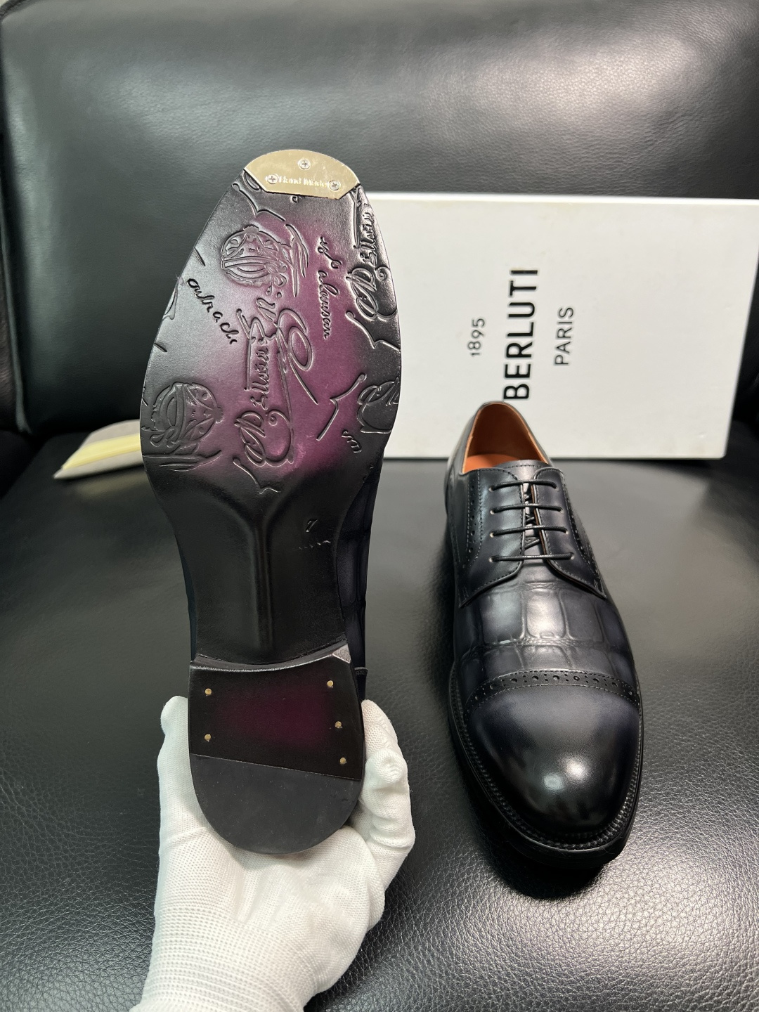Berluti 顶级代购 布鲁提 专柜同步发售原厂配置，意大利进口牛皮面料，全进口水染牛皮里垫，鞋底：原