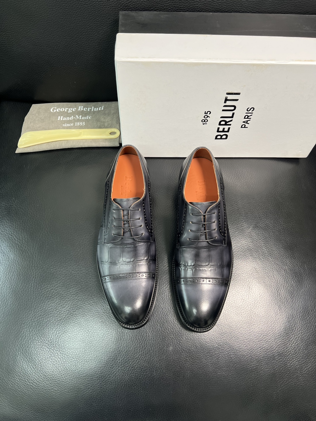 Berluti 顶级代购 布鲁提 专柜同步发售原厂配置，意大利进口牛皮面料，全进口水染牛皮里垫，鞋底：原