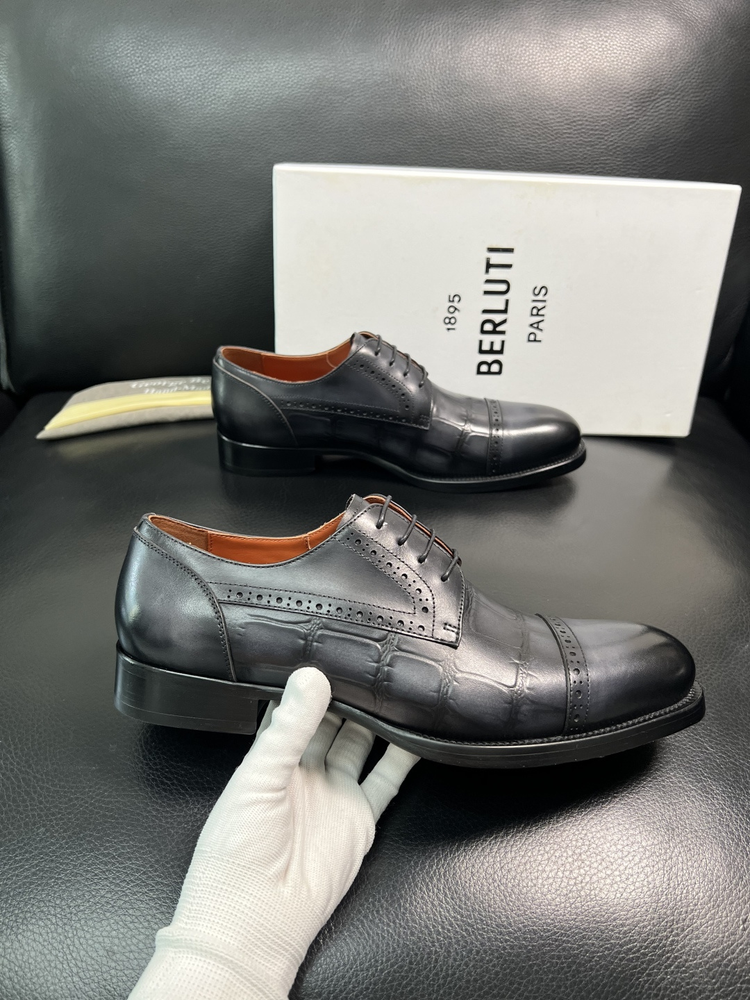 Berluti 顶级代购 布鲁提 专柜同步发售原厂配置，意大利进口牛皮面料，全进口水染牛皮里垫，鞋底：原