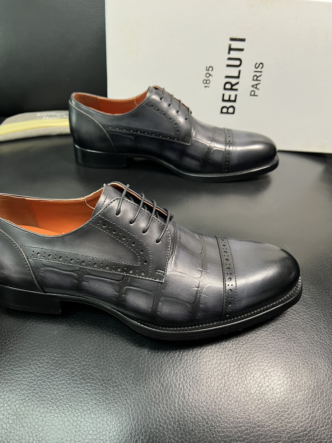 Berluti 顶级代购 布鲁提 专柜同步发售原厂配置，意大利进口牛皮面料，全进口水染牛皮里垫，鞋底：原