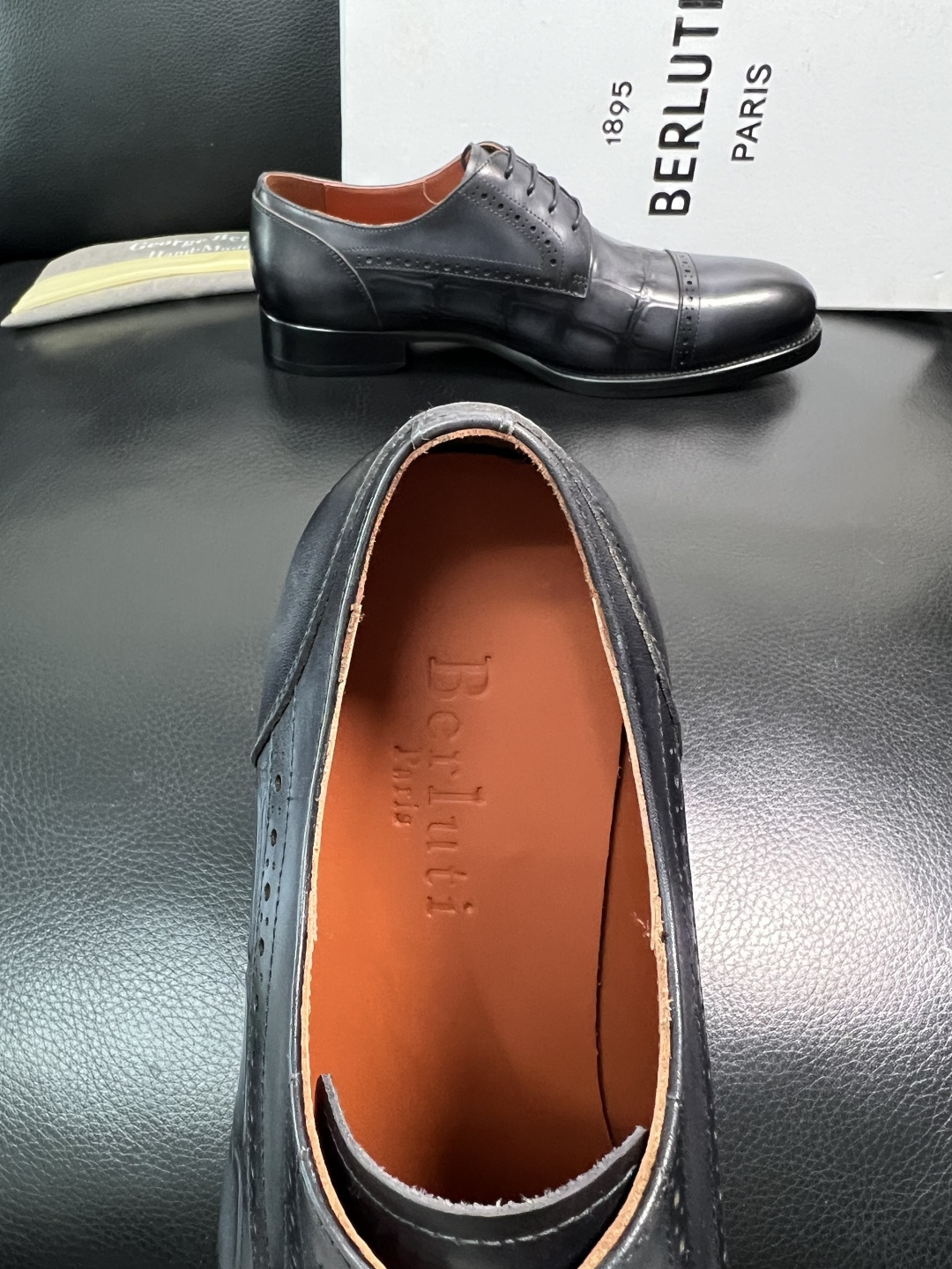 Berluti 顶级代购 布鲁提 专柜同步发售原厂配置，意大利进口牛皮面料，全进口水染牛皮里垫，鞋底：原