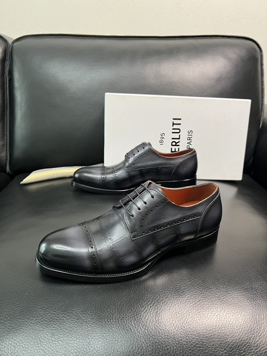 Berluti 顶级代购 布鲁提 专柜同步发售原厂配置，意大利进口牛皮面料，全进口水染牛皮里垫，鞋底：原