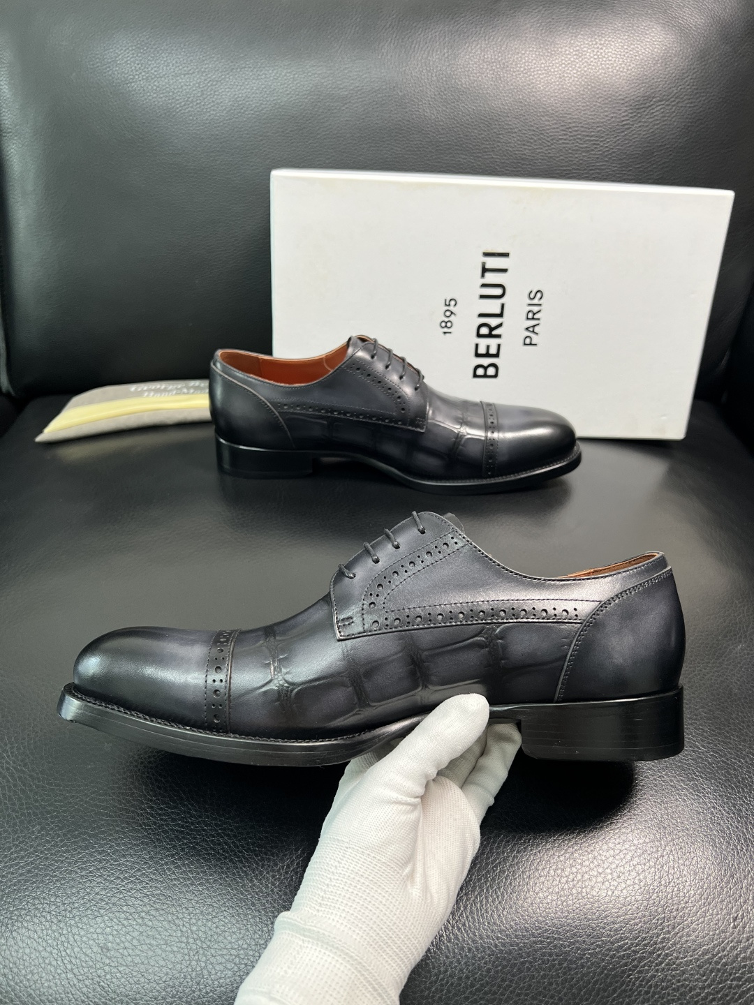 Berluti 顶级代购 布鲁提 专柜同步发售原厂配置，意大利进口牛皮面料，全进口水染牛皮里垫，鞋底：原
