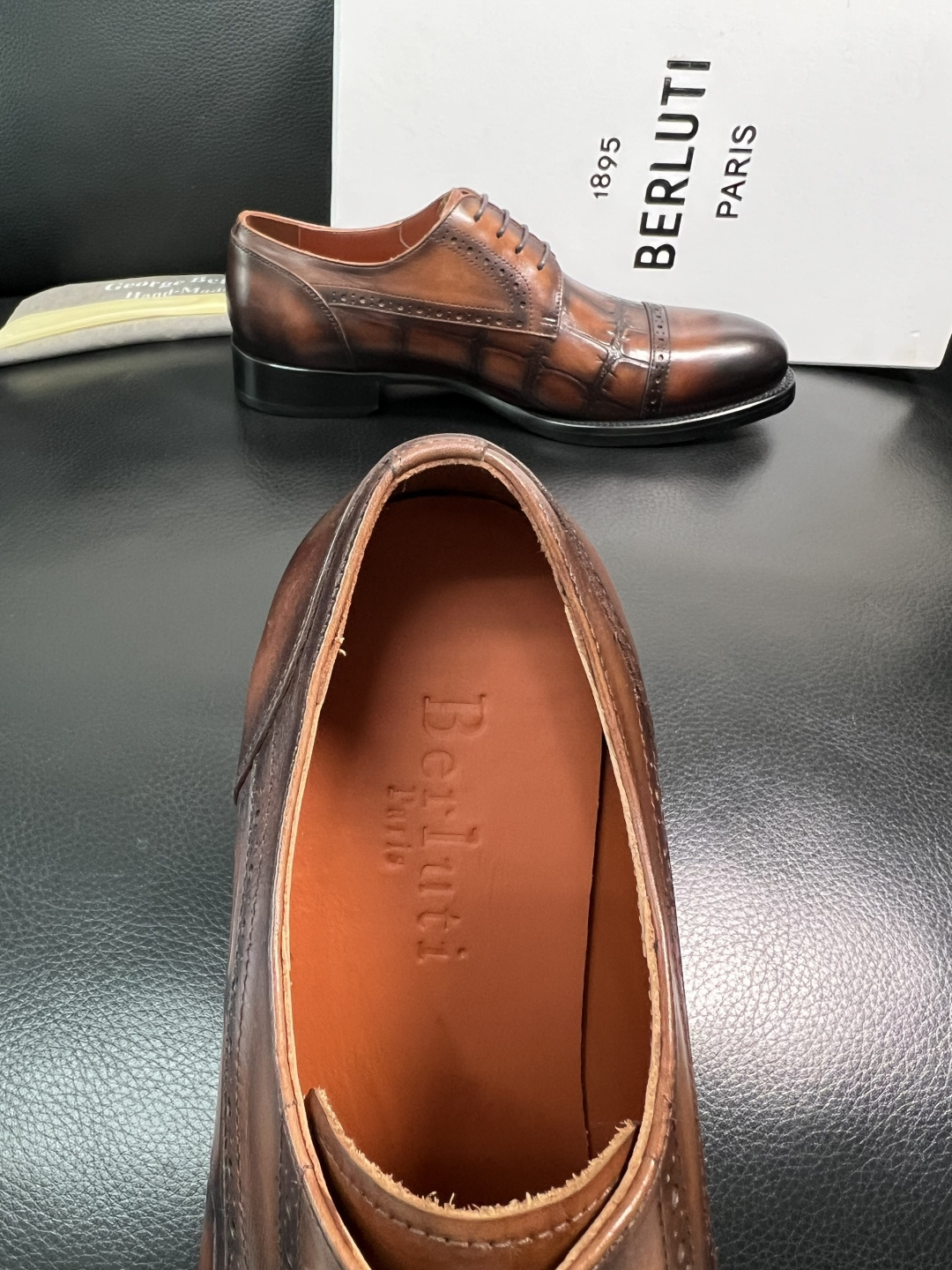 Berluti 顶级代购 布鲁提 专柜同步发售原厂配置，意大利进口牛皮面料，全进口水染牛皮里垫，鞋底：原