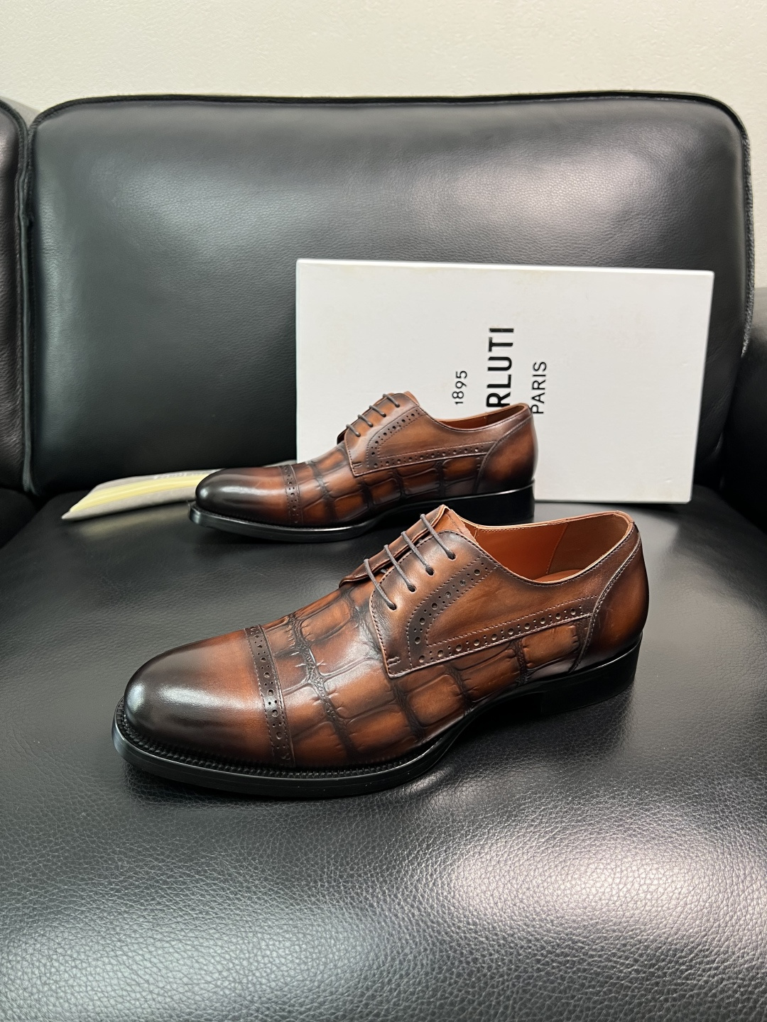 Berluti 顶级代购 布鲁提 专柜同步发售原厂配置，意大利进口牛皮面料，全进口水染牛皮里垫，鞋底：原