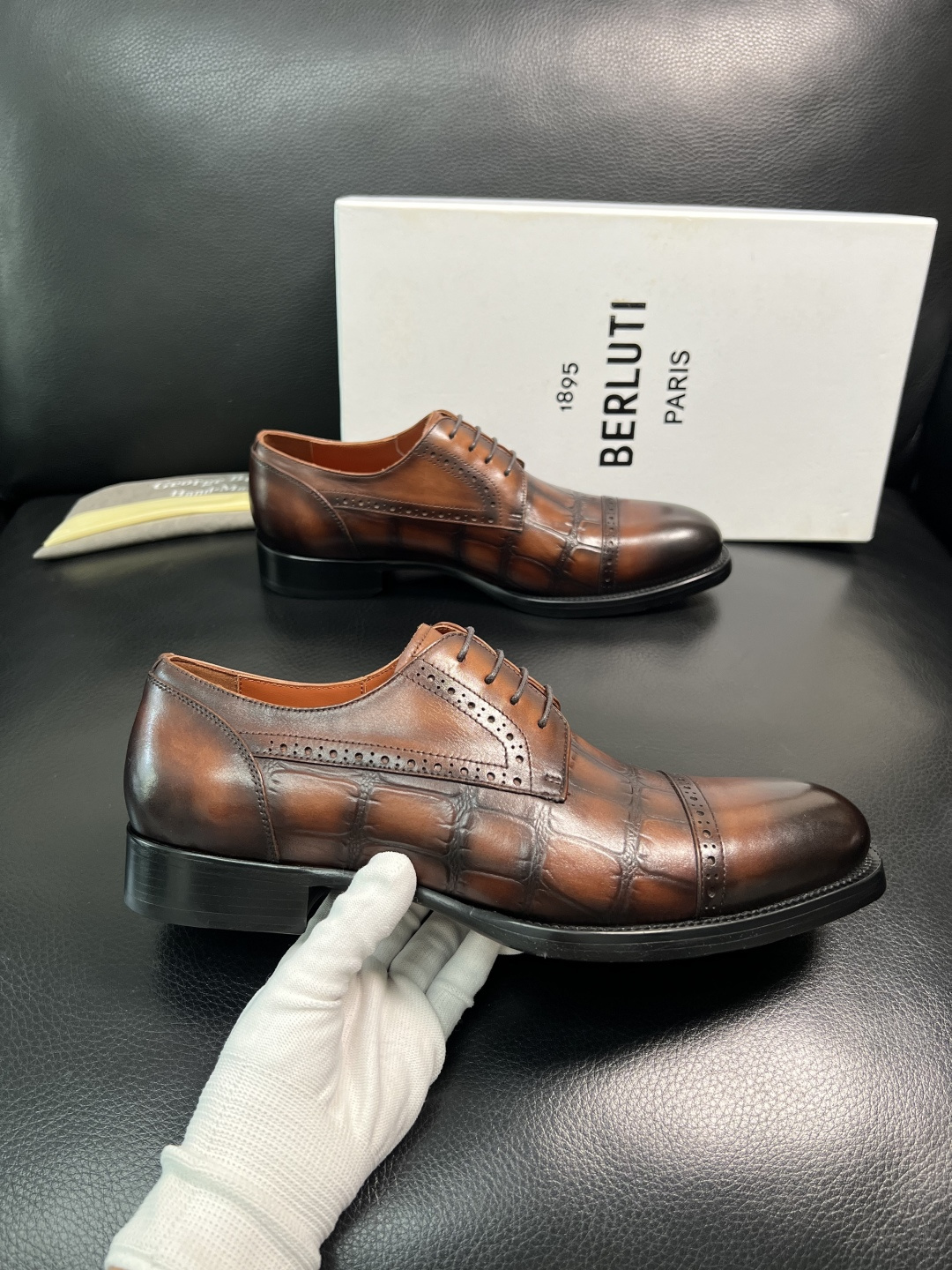 Berluti 顶级代购 布鲁提 专柜同步发售原厂配置，意大利进口牛皮面料，全进口水染牛皮里垫，鞋底：原