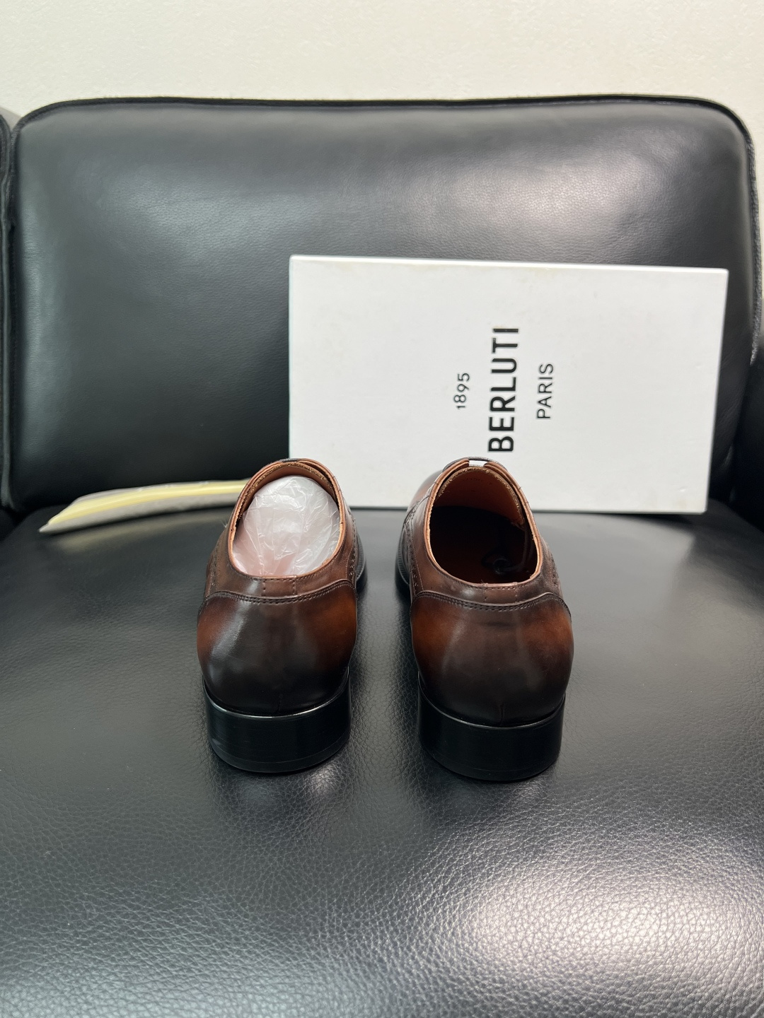 Berluti 顶级代购 布鲁提 专柜同步发售原厂配置，意大利进口牛皮面料，全进口水染牛皮里垫，鞋底：原