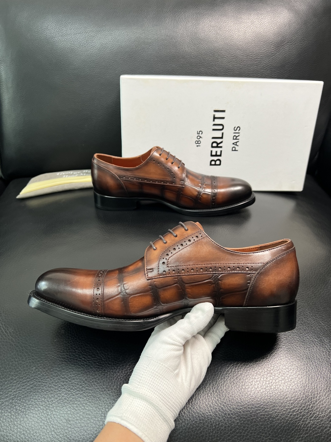 Berluti 顶级代购 布鲁提 专柜同步发售原厂配置，意大利进口牛皮面料，全进口水染牛皮里垫，鞋底：原