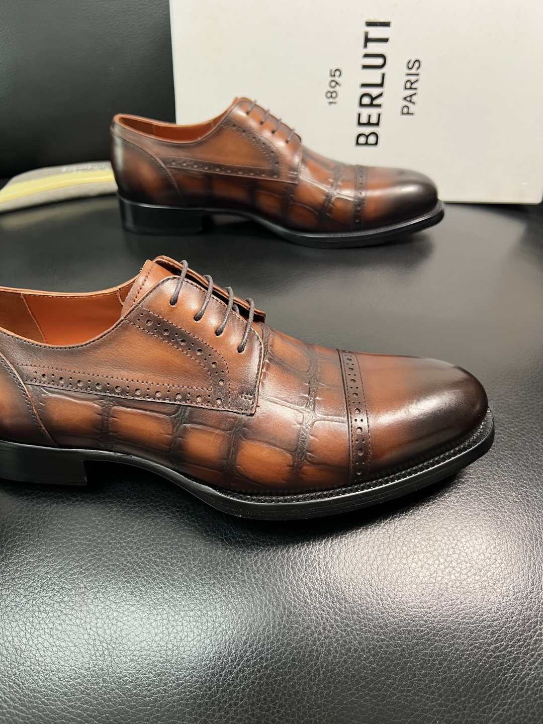 Berluti 顶级代购 布鲁提 专柜同步发售原厂配置，意大利进口牛皮面料，全进口水染牛皮里垫，鞋底：原