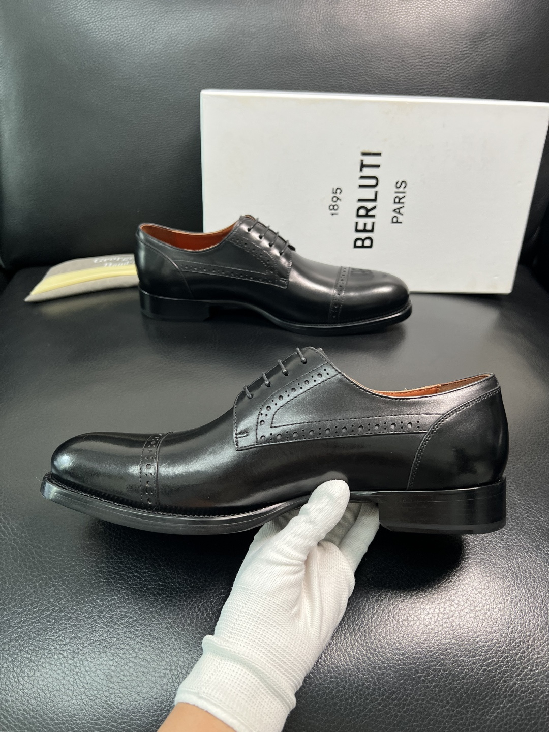 Berluti 顶级代购 布鲁提 专柜同步发售原厂配置，意大利进口牛皮面料，全进口水染牛皮里垫，鞋底：原