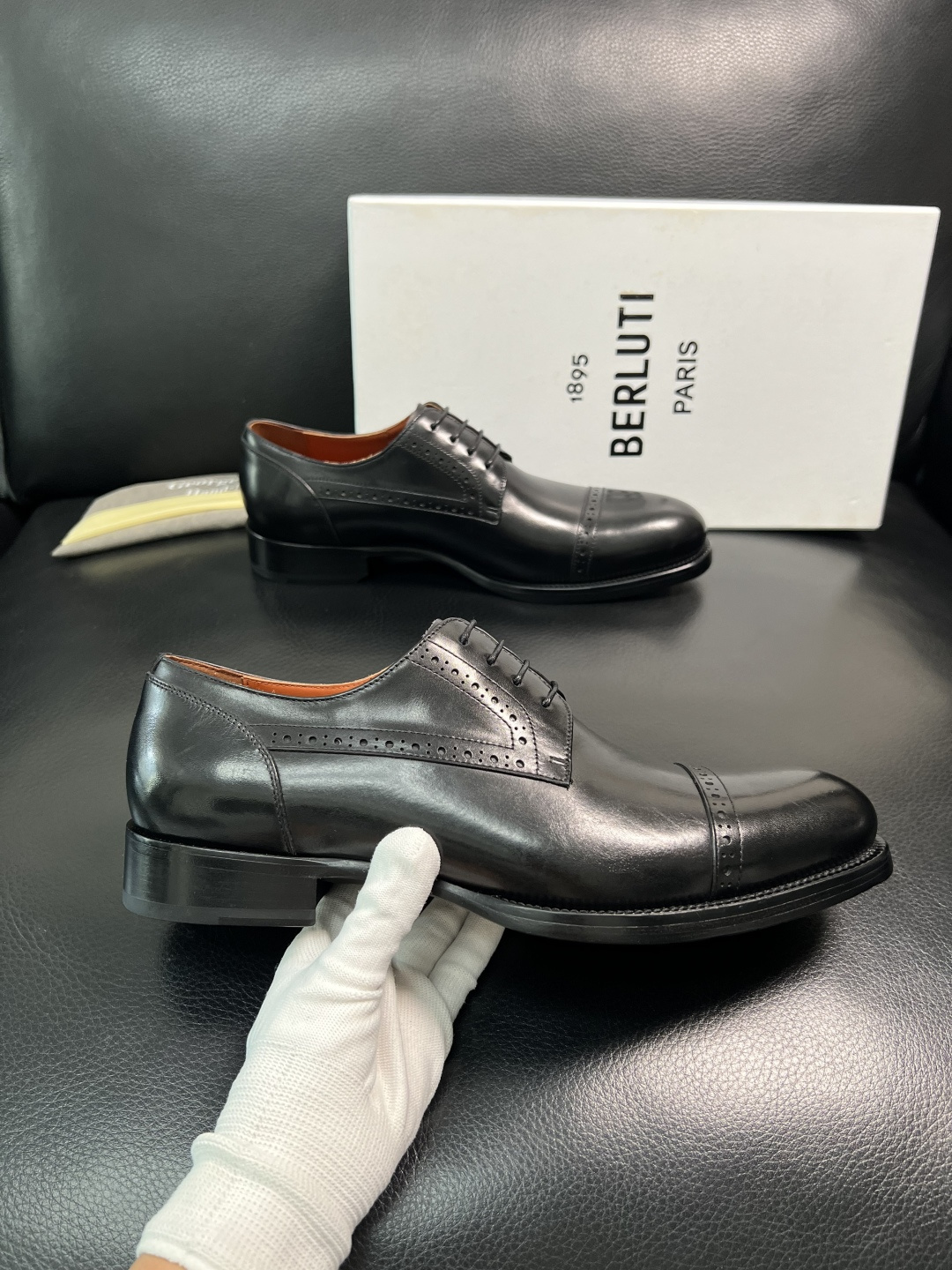 Berluti 顶级代购 布鲁提 专柜同步发售原厂配置，意大利进口牛皮面料，全进口水染牛皮里垫，鞋底：原