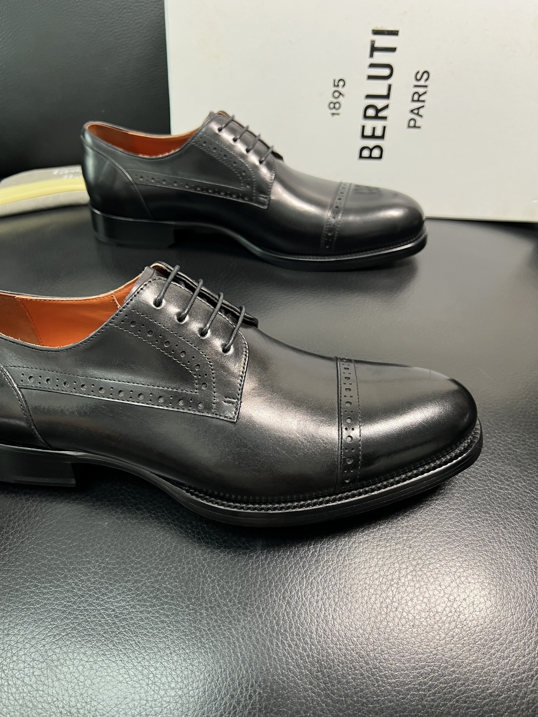 Berluti 顶级代购 布鲁提 专柜同步发售原厂配置，意大利进口牛皮面料，全进口水染牛皮里垫，鞋底：原