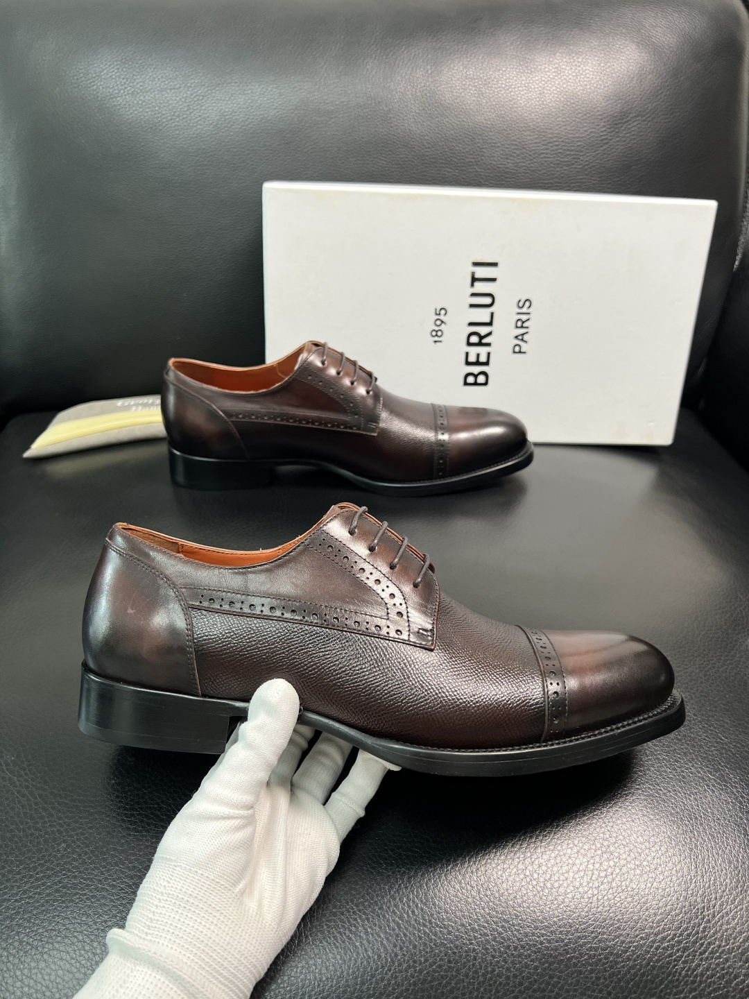 Berluti 顶级代购 布鲁提 专柜同步发售原厂配置，意大利进口牛皮面料，全进口水染牛皮里垫，鞋底：原