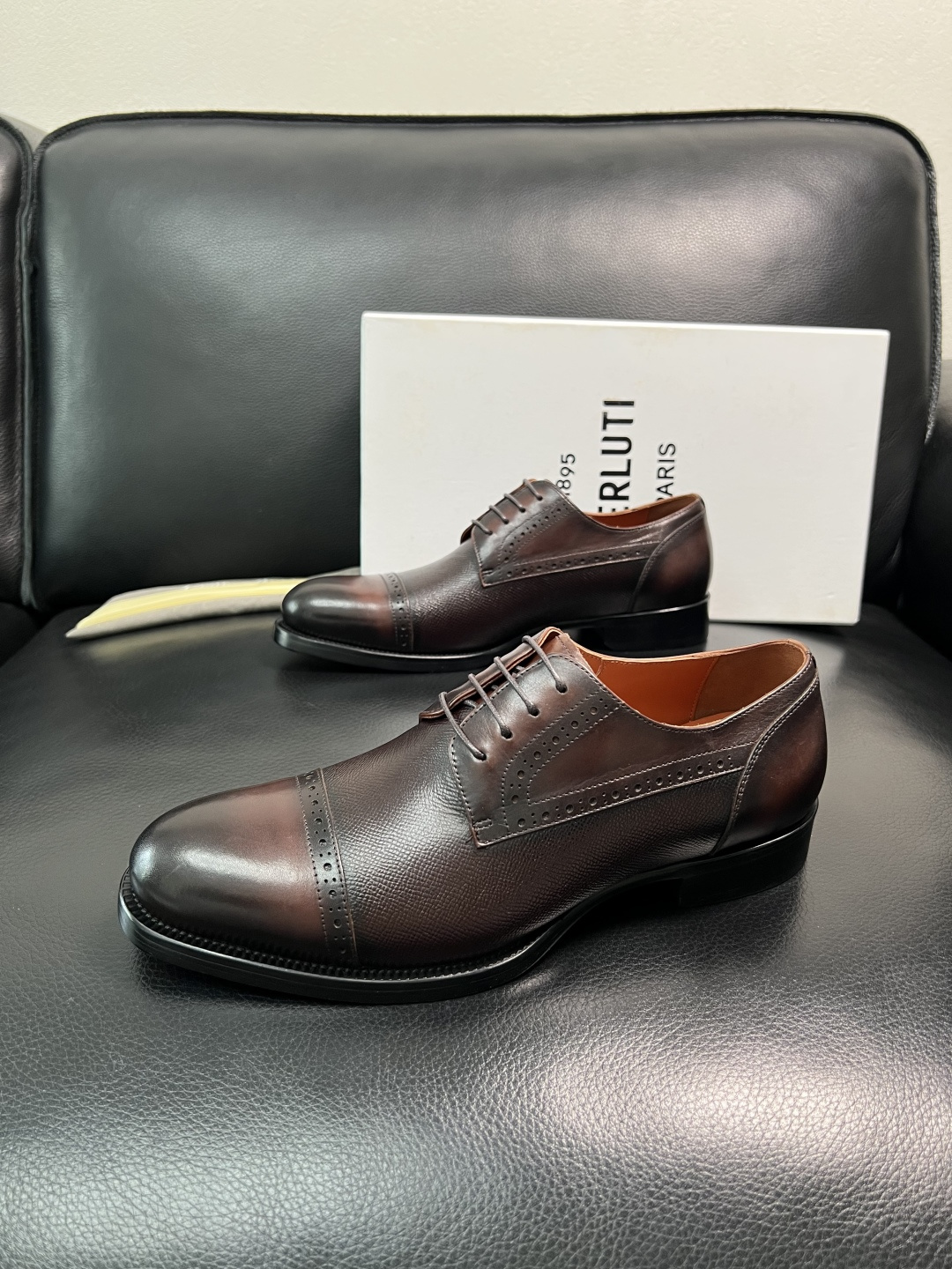 Berluti 顶级代购 布鲁提 专柜同步发售原厂配置，意大利进口牛皮面料，全进口水染牛皮里垫，鞋底：原