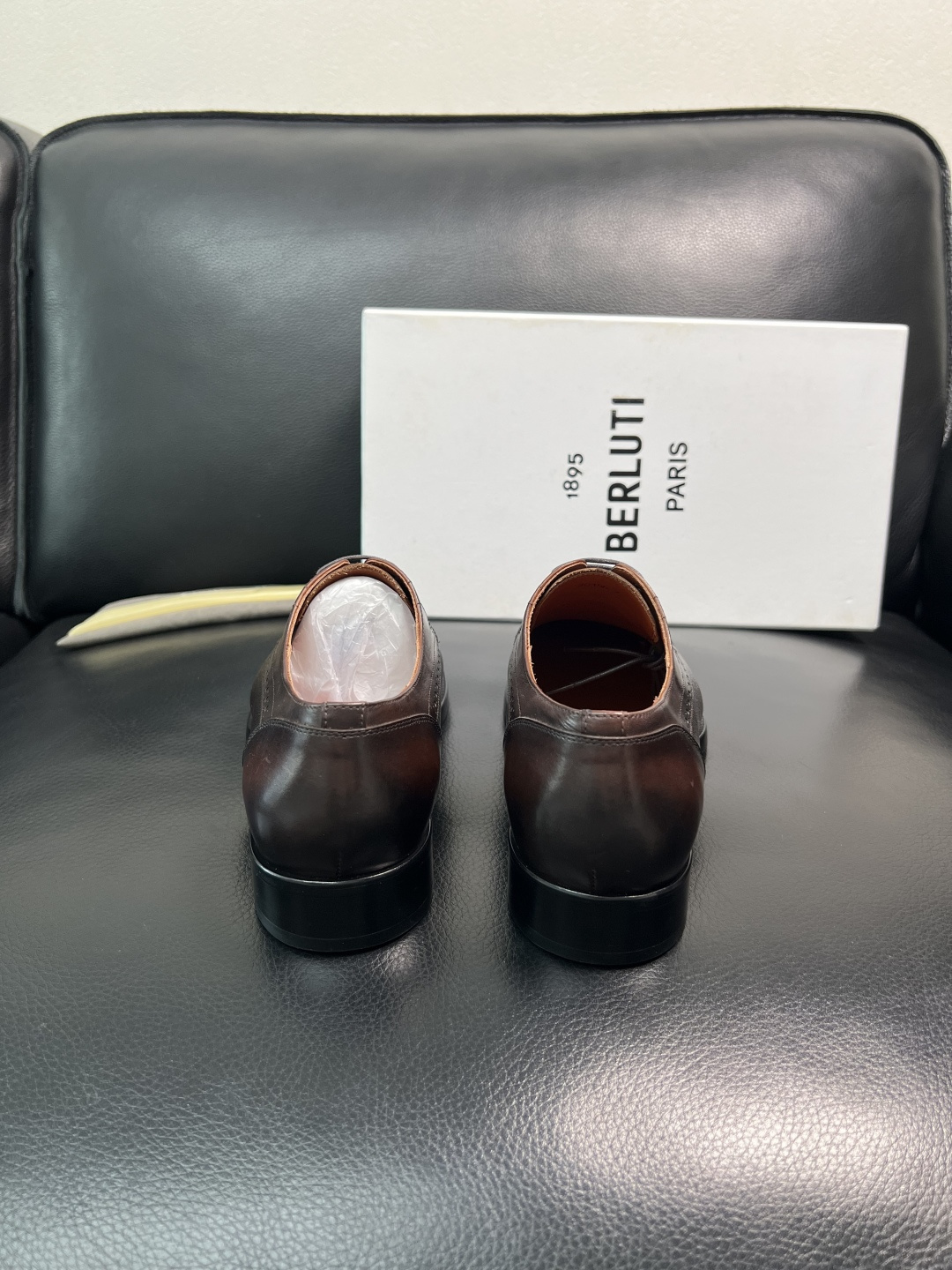 Berluti 顶级代购 布鲁提 专柜同步发售原厂配置，意大利进口牛皮面料，全进口水染牛皮里垫，鞋底：原