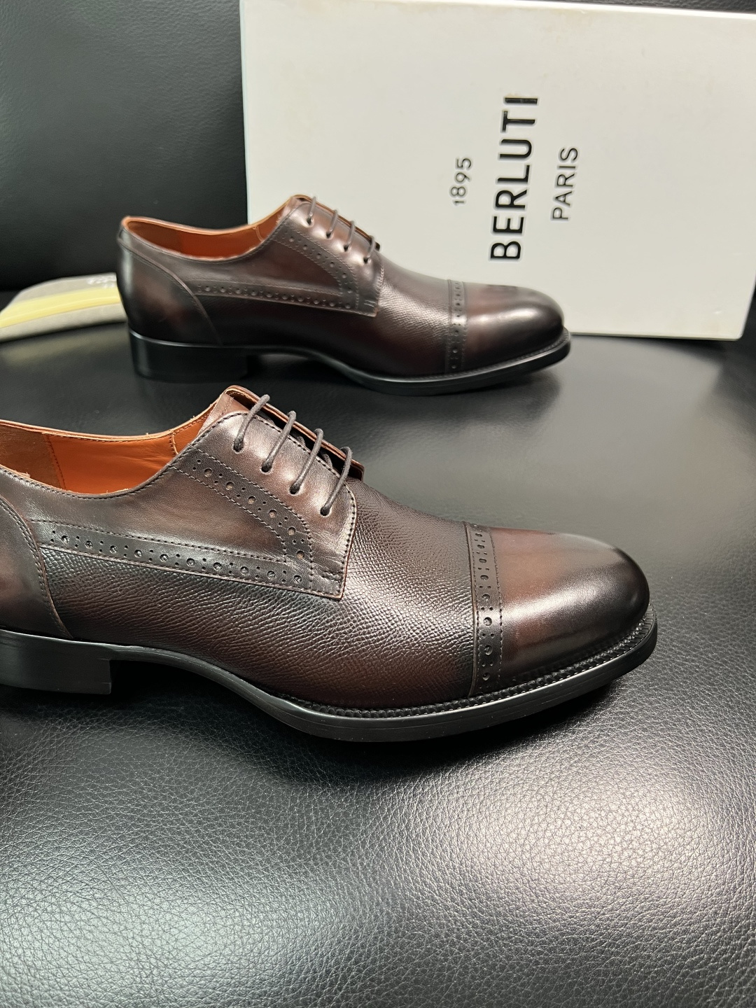 Berluti 顶级代购 布鲁提 专柜同步发售原厂配置，意大利进口牛皮面料，全进口水染牛皮里垫，鞋底：原