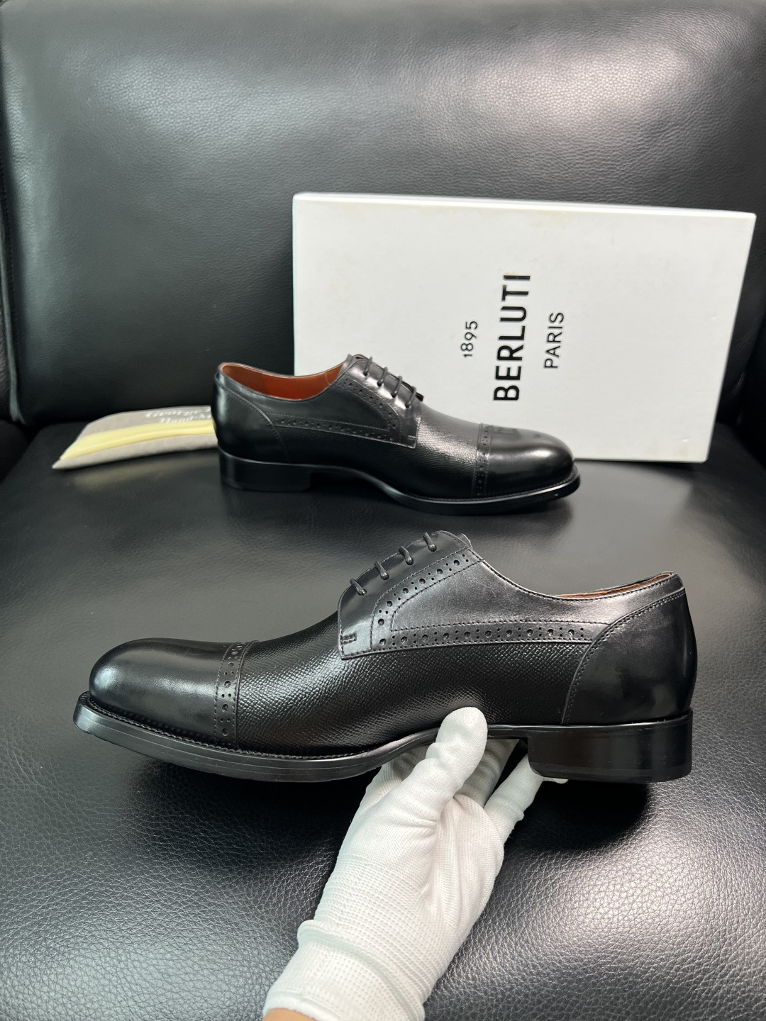 Berluti 顶级代购 布鲁提 专柜同步发售原厂配置，意大利进口牛皮面料，全进口水染牛皮里垫，鞋底：原