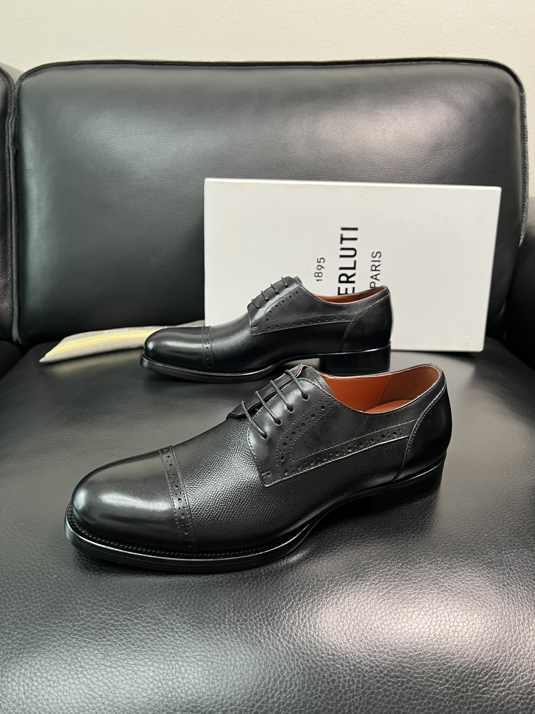 Berluti 顶级代购 布鲁提 专柜同步发售原厂配置，意大利进口牛皮面料，全进口水染牛皮里垫，鞋底：原